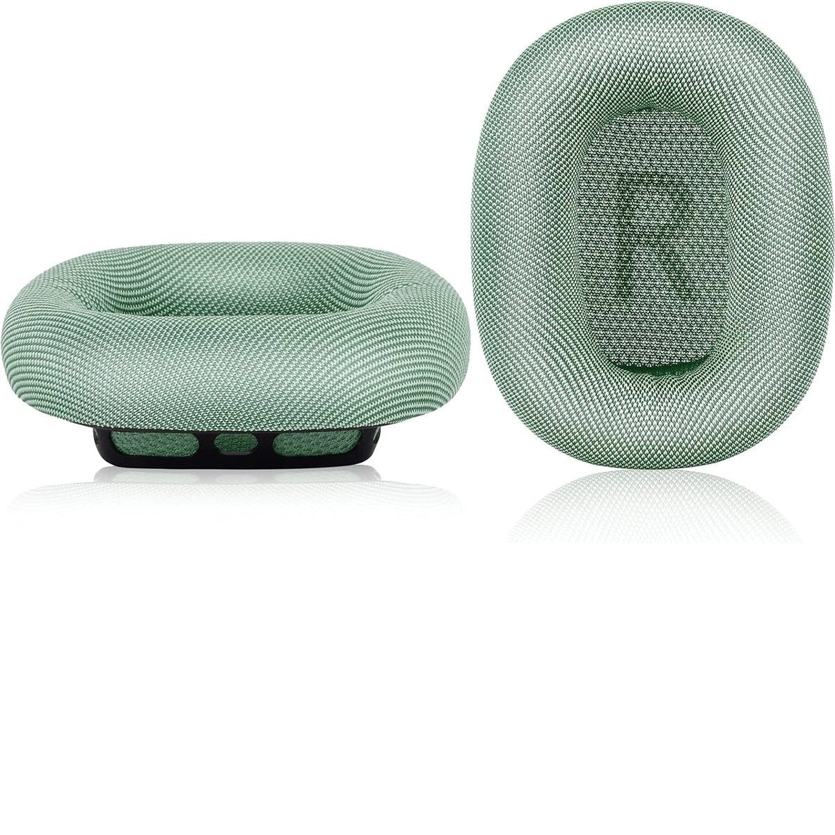 Twee groen en wit geweven oorkussens. Eén staat rechtop, de andere is plat, met zwarte bases. Beide hebben een reflecterend oppervlak.