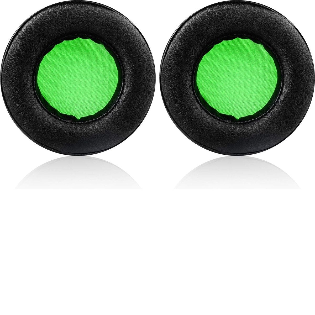 Twee zwarte, ronde oorkussens met een groen gaas in het midden. Witte achtergrond, licht reflecterend oppervlak.