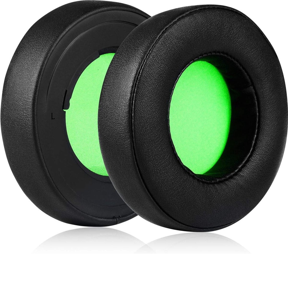 Twee zwarte oorkussens voor hoofdtelefoons met groene binnenkant. Eén zit iets achter de andere. Witte achtergrond met een lichte reflectie.