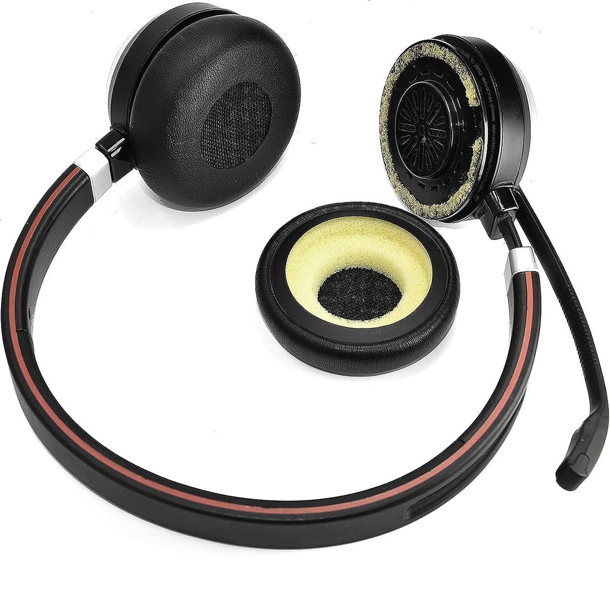 Zwarte headset met rode streep op de band. Eén oorschelp is losgemaakt en toont geel schuim. Witte achtergrond.
