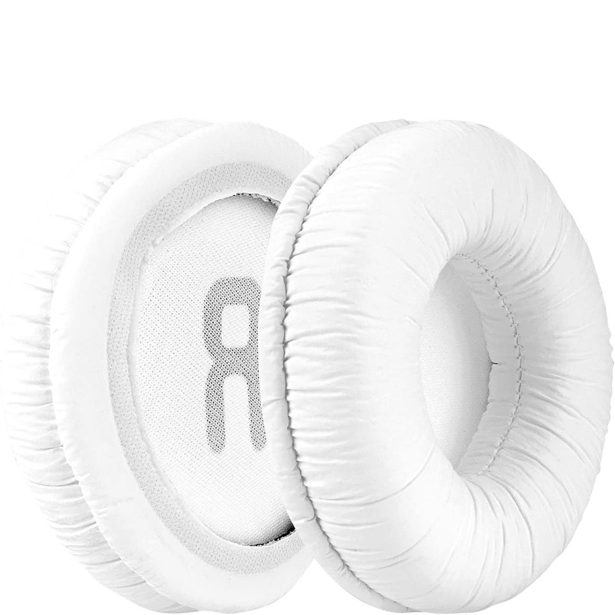 Twee witte oorschelpen van een koptelefoon worden getoond. De linker toont een mesh-interieur met een grijze 'R'. De rechter staat scherp.