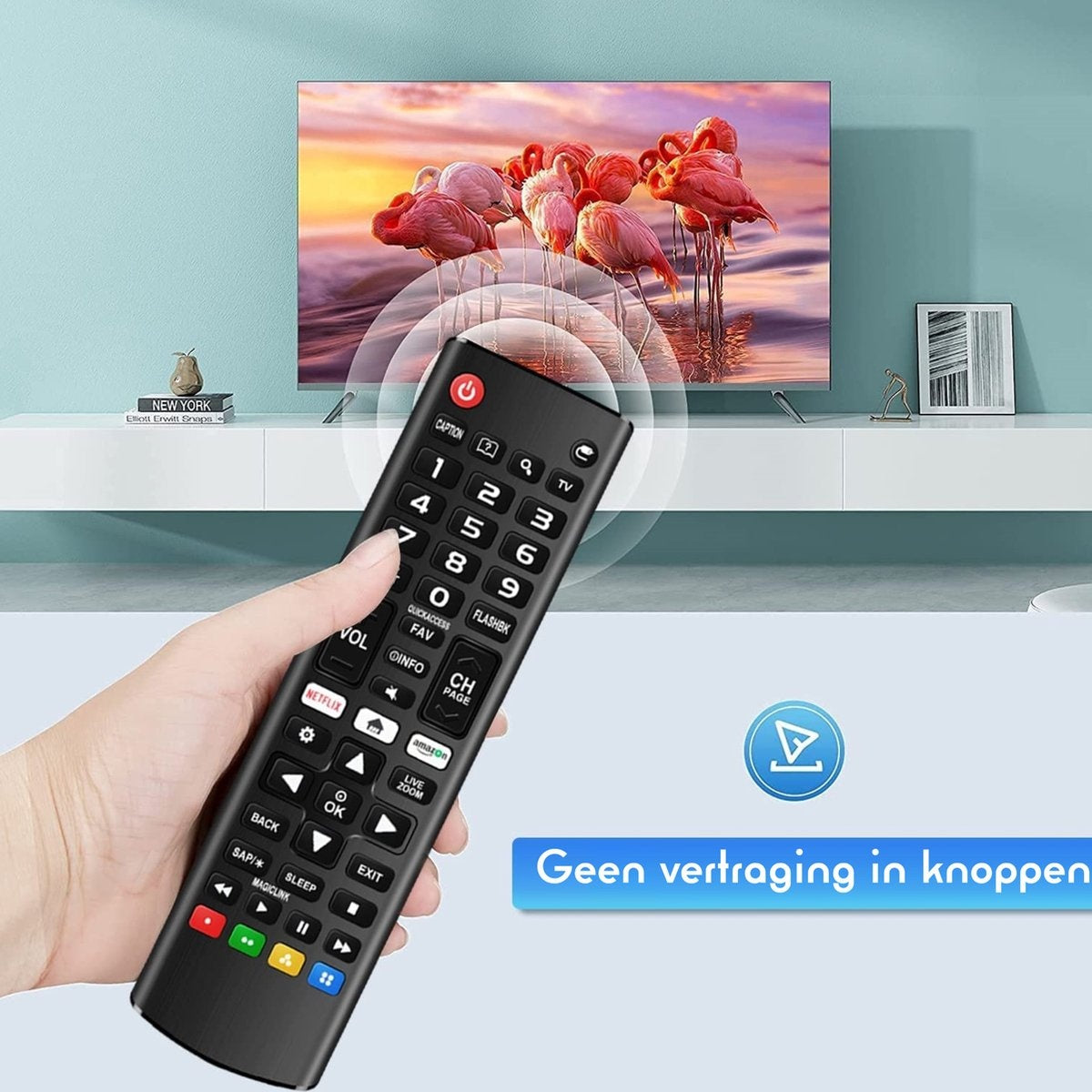 A hand holds a TV remote. A TV displays flamingos. Text on the screen says 'Geen vertraging in knoppen'.