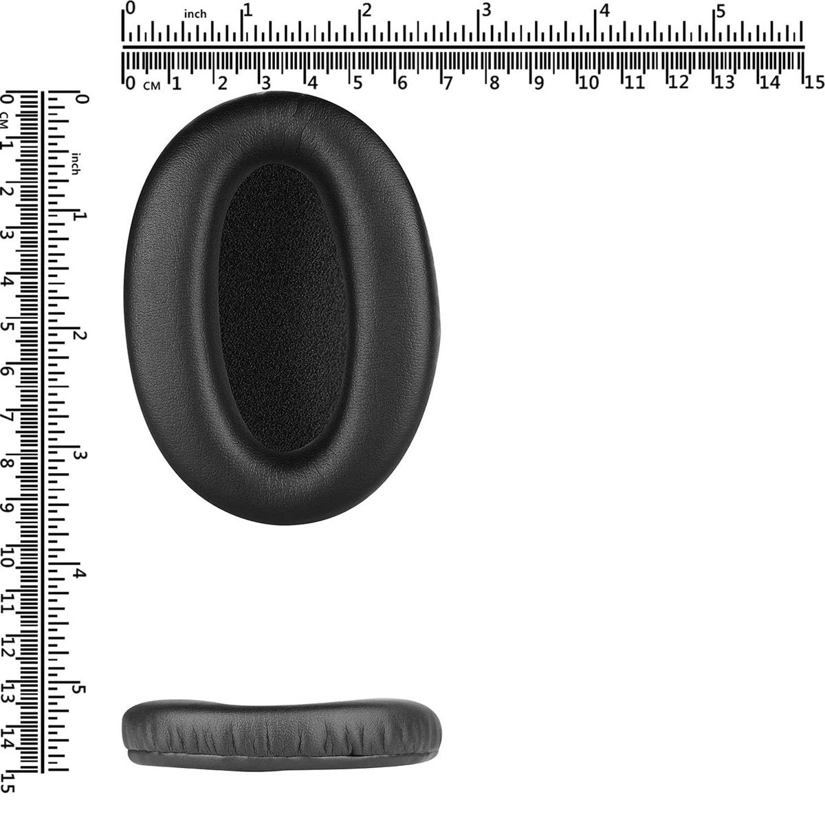 Een zwarte oorschelp van een hoofdtelefoon wordt weergegeven naast een liniaal met inches en centimeters. De oorschelp is ovaal met een centrale opening.