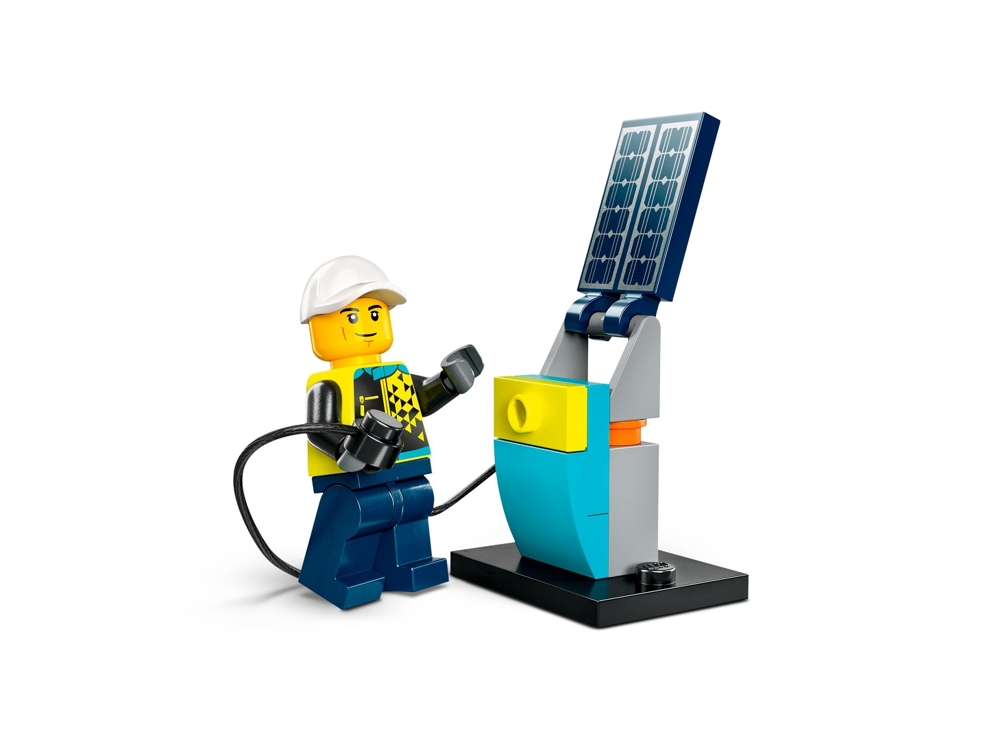 İş kıyafetli bir Lego figürü, bir kabloyu bir güneş paneline bağlıyor. Panel, renkli bir destek yapısıyla bir taban üzerinde duruyor.