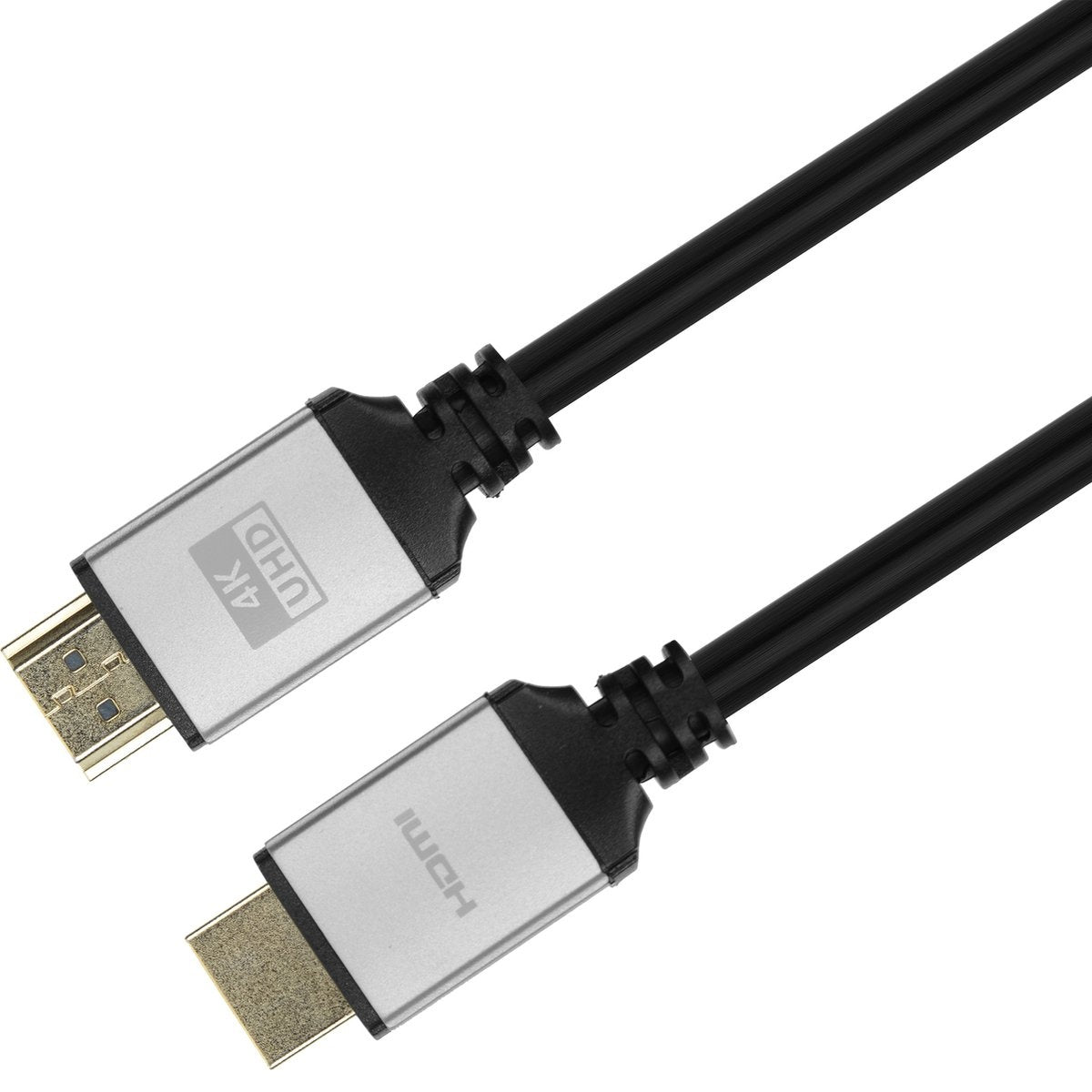 Close-up van twee HDMI-kabels. Zilveren connectoren met zwarte kabels. Eén heeft een 4K UHD-label, de andere HDMI. Beide hebben vergulde pinnen.