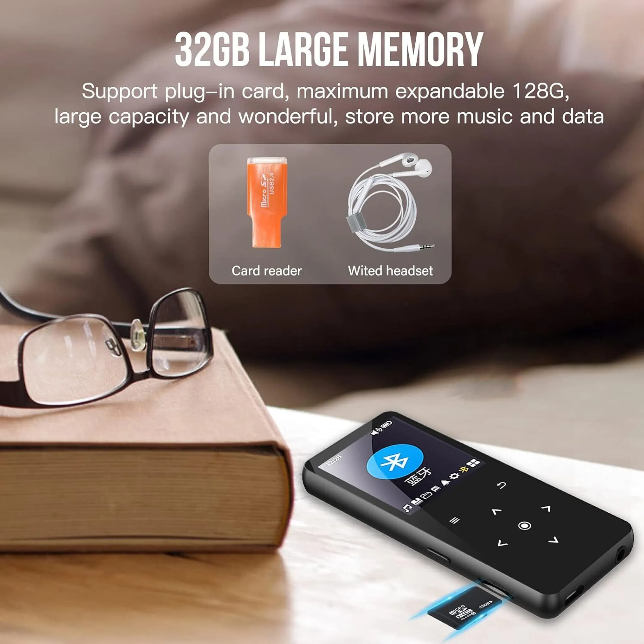Schwarzer Musikplayer mit SD-Karte, Headset und Kartenleser auf einem Schreibtisch. Brille und Buch im Hintergrund.