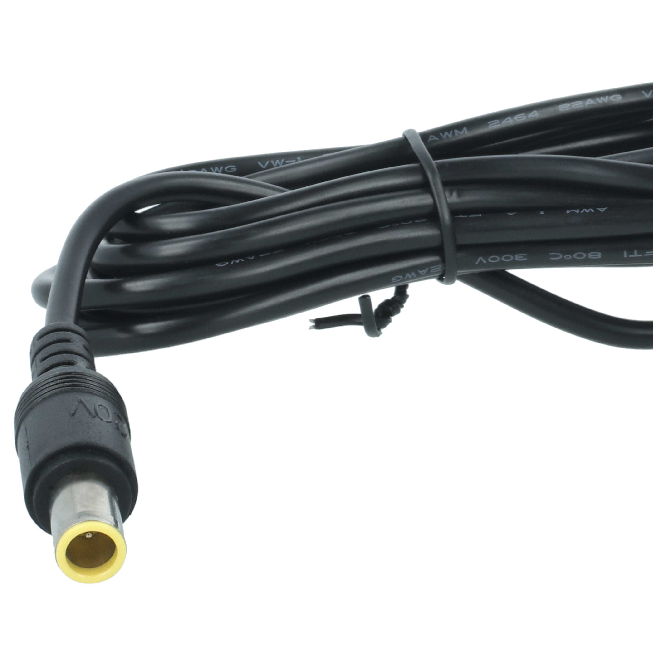 Schwarzes Stromkabel mit gelbzentriertem Stecker. Kabel ist aufgerollt und gebunden. Hintergrund ist weiß.