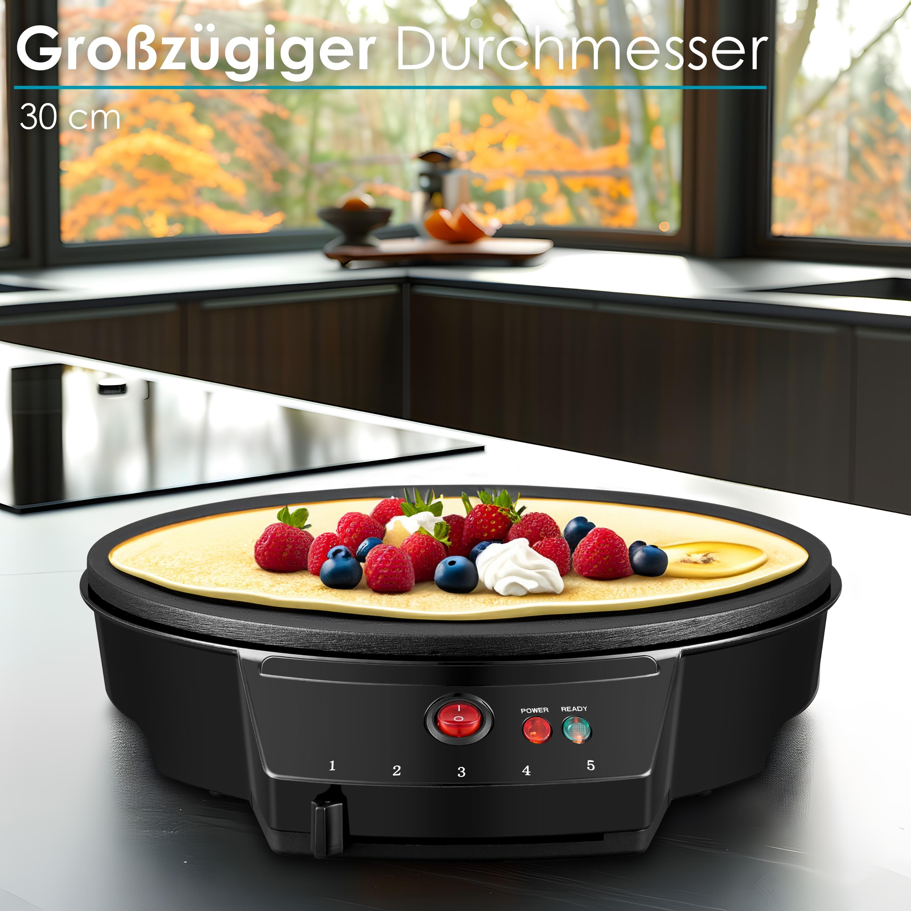 Ein schwarzer Crêpes-Maker mit einem gekochten Crêpe, belegt mit Beeren und Schlagsahne. Der Hintergrund zeigt eine Küche.