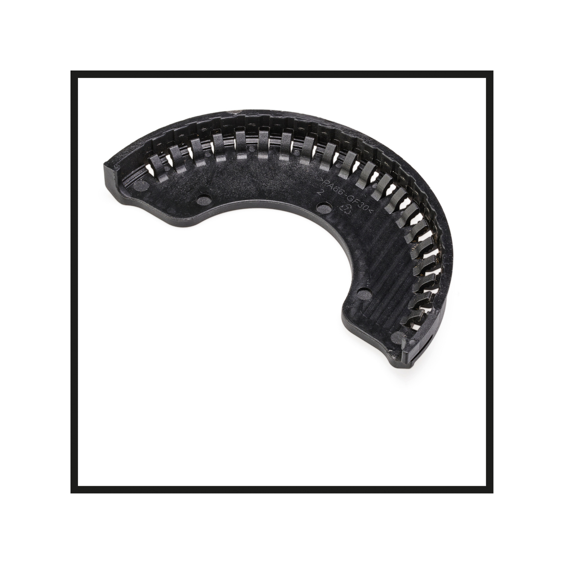 Czarny, półkolisty element z tworzywa sztucznego. Ma ząbkowaną krawędź, z oznaczeniami PA66-GF30. Białe tło.