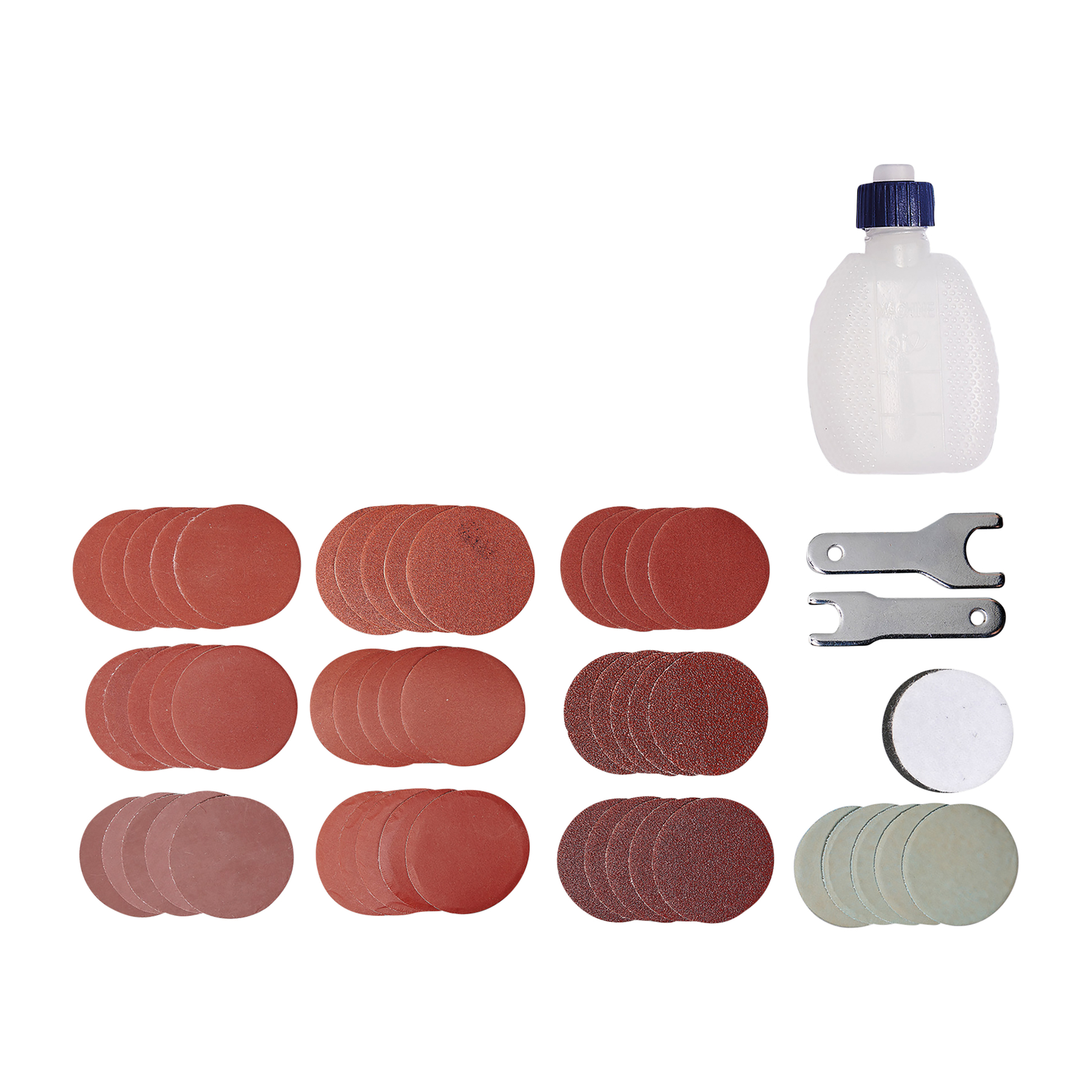 Różne tarcze szlifierskie, butelka z wodą, dwa klucze i mała biała podkładka na białym tle.