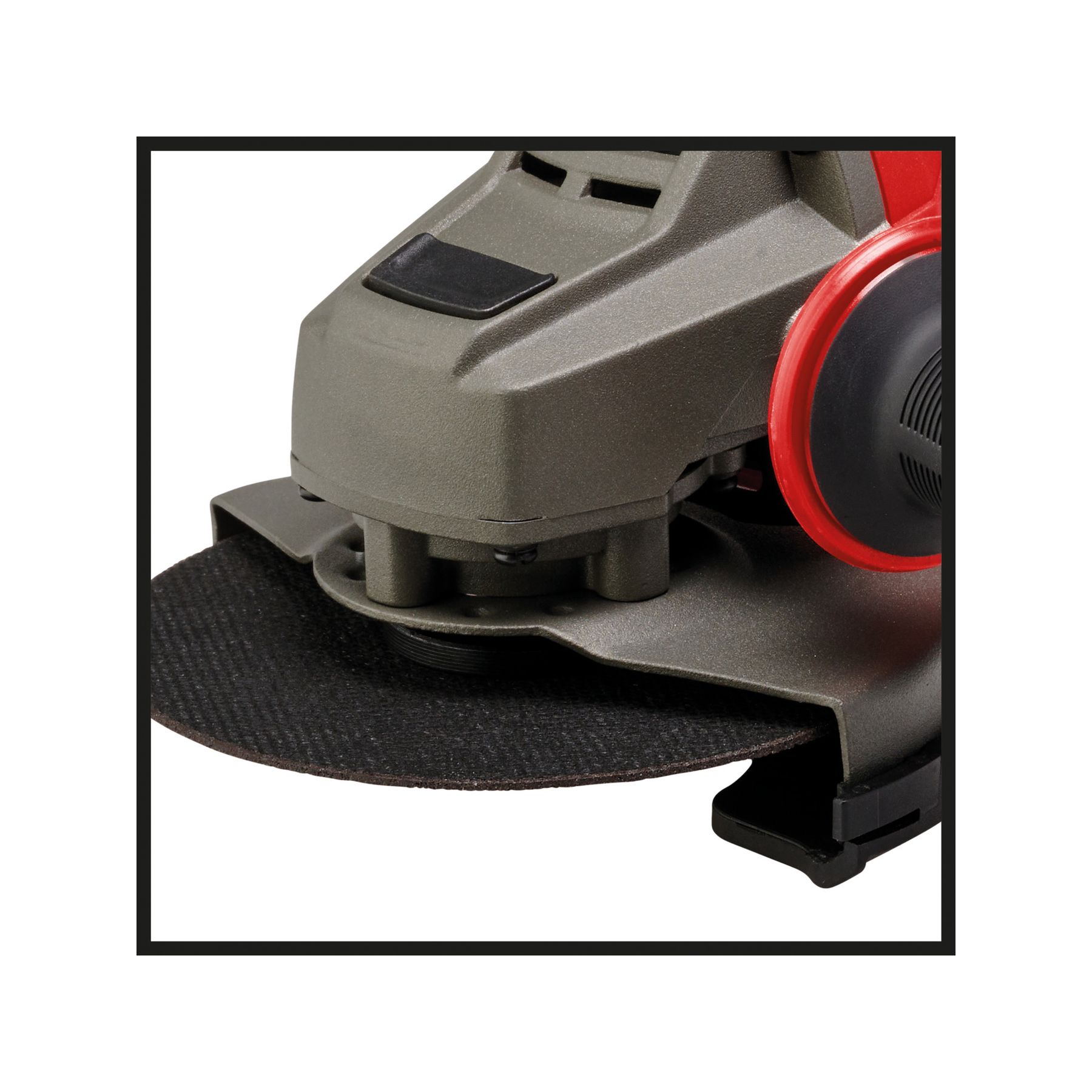 Zbliżenie szlifierki kątowej. Ma ciemnoszary korpus z czarną tarczą szlifierską i czerwonym uchwytem. Białe tło.