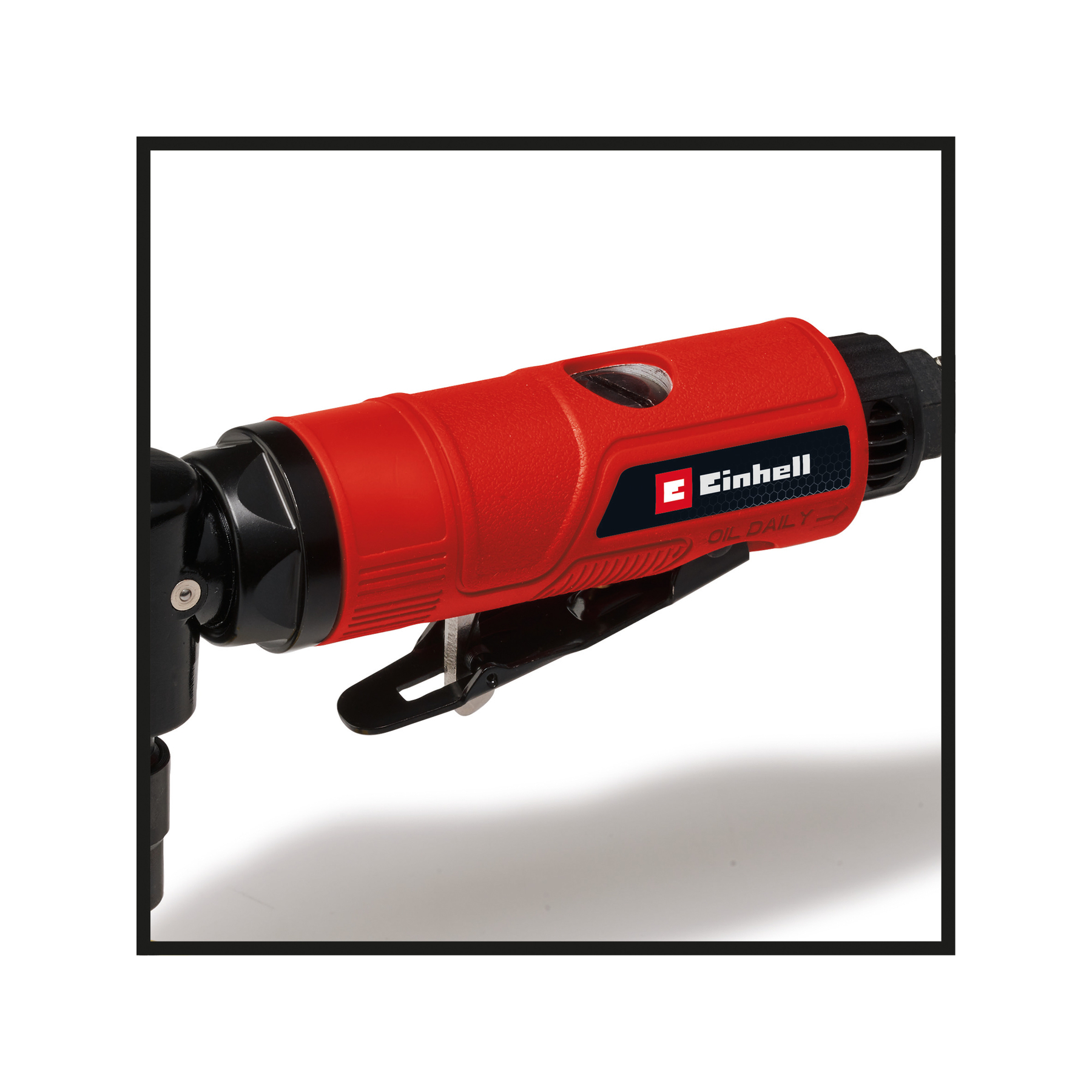 Czerwono-czarne narzędzie pneumatyczne Einhell. Ma czerwony korpus z czarnym uchwytem i dyszą. Narzędzie jest na białym tle.