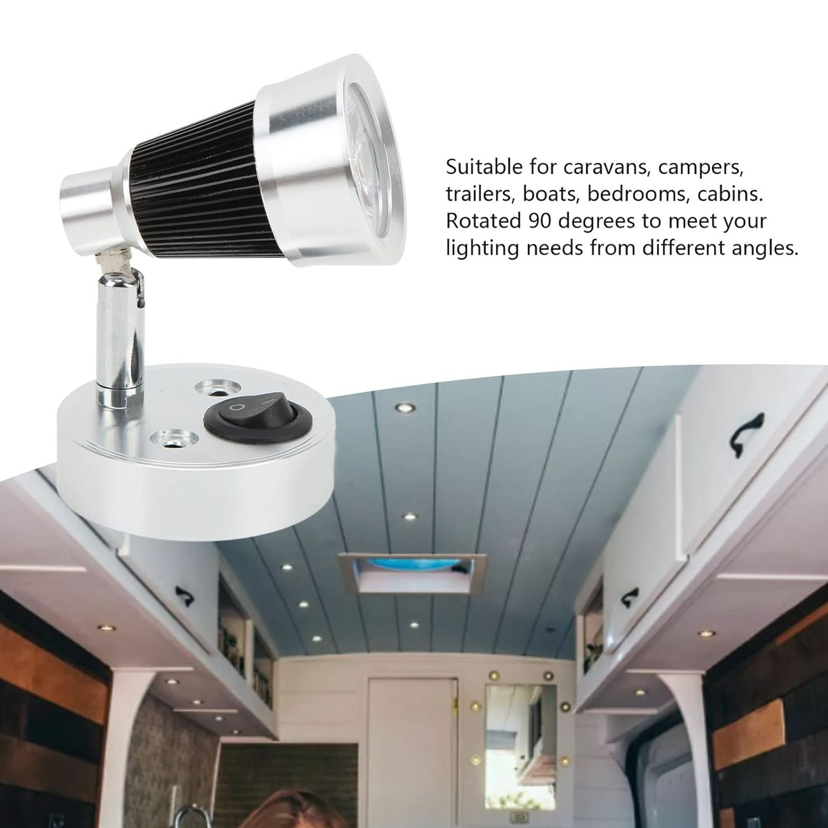 Eine silberne LED-Lampe mit schwarzem Schalter ist an der Decke eines Fahrzeugs montiert. Der Hintergrund zeigt den Innenraum.