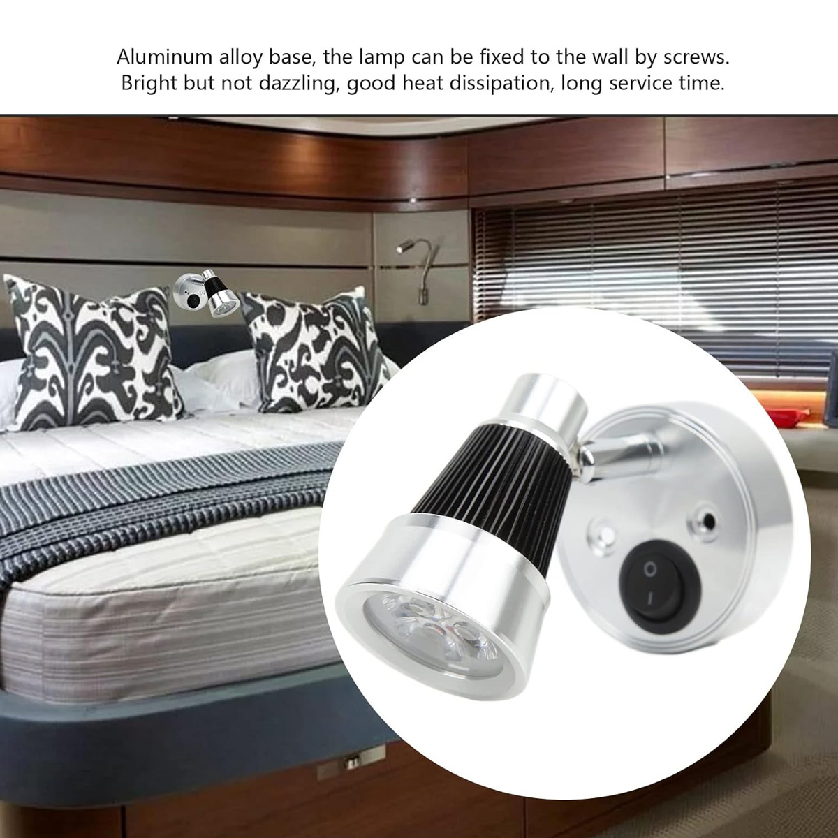 Eine Wand-LED-Leselampe mit Aluminiumsockel. Sie ist in der Nähe eines Bettes mit Kissen installiert. Die Lampe hat einen Schalter und einen schwarzen Deckel.
