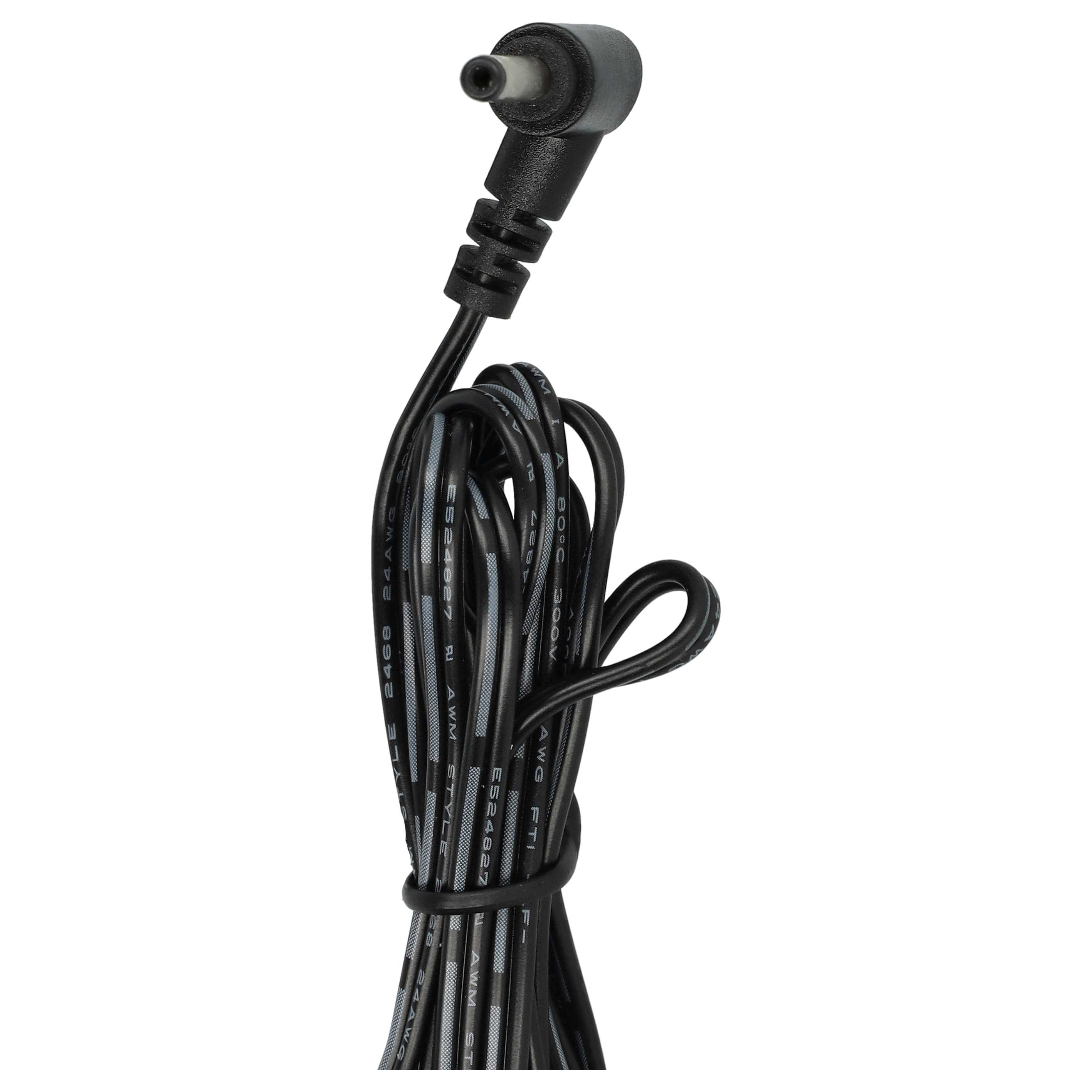 Ein schwarzes Netzkabel mit 90-Grad-Stecker und einem Bündel Drähte. Weißer Hintergrund.