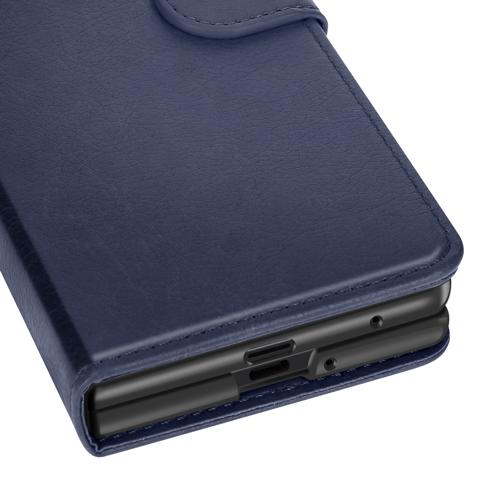 Primo piano di una custodia per telefono in pelle blu navy, che mostra la superficie strutturata e il bordo inferiore del telefono.