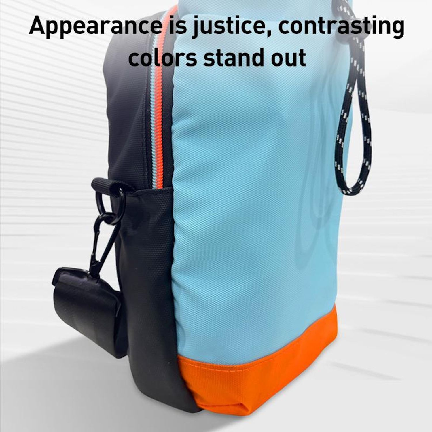 Ein Rucksack mit schwarzen, blauen und orangen Farben. Er hat einen schwarzen Riemen und Griff, und der Text 'Aussehen ist Gerechtigkeit...' ist sichtbar.