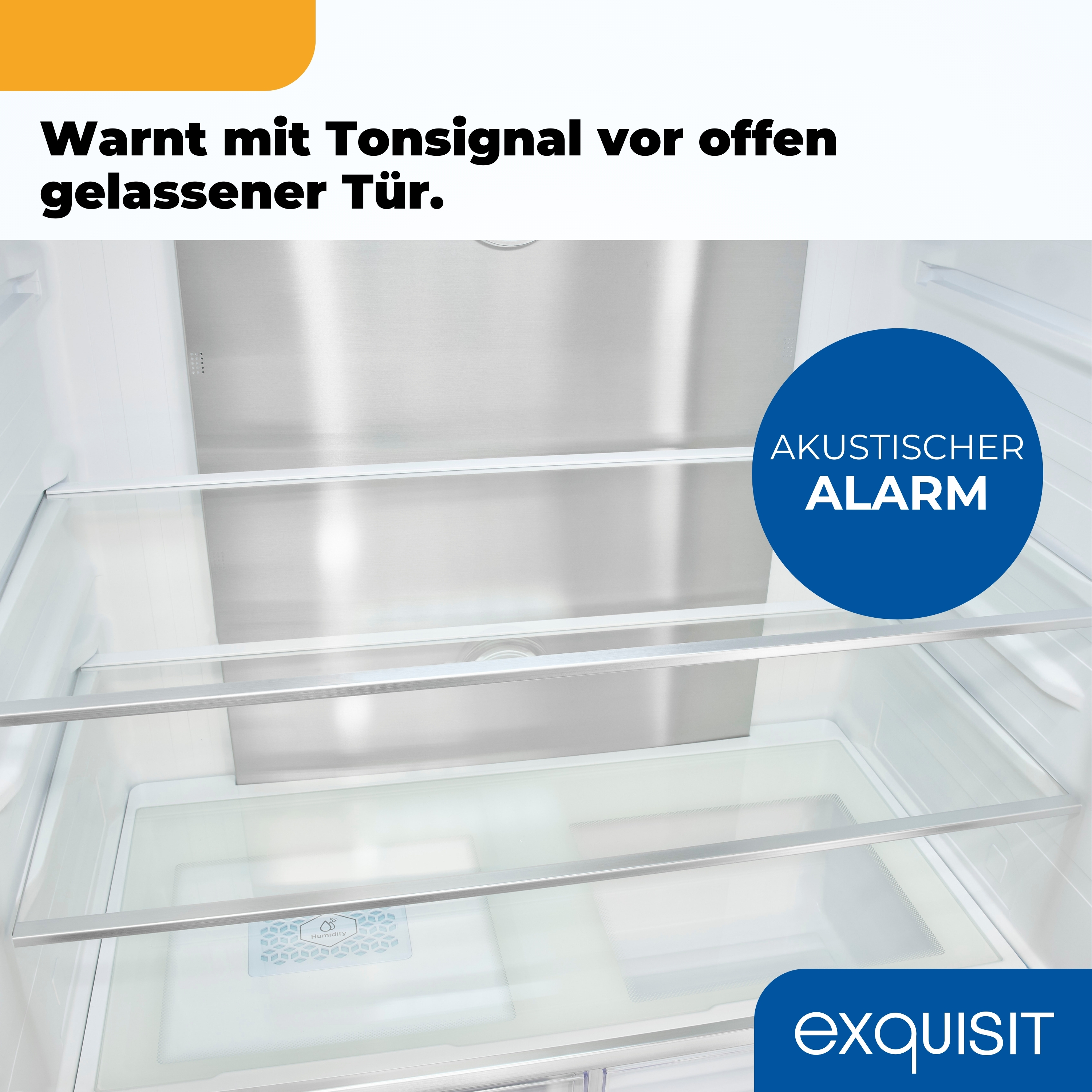 Im Inneren eines Kühlschranks. Glasböden, Edelstahlrückwand und blauer Kreis mit 'Akustischer Alarm'. Text oben.