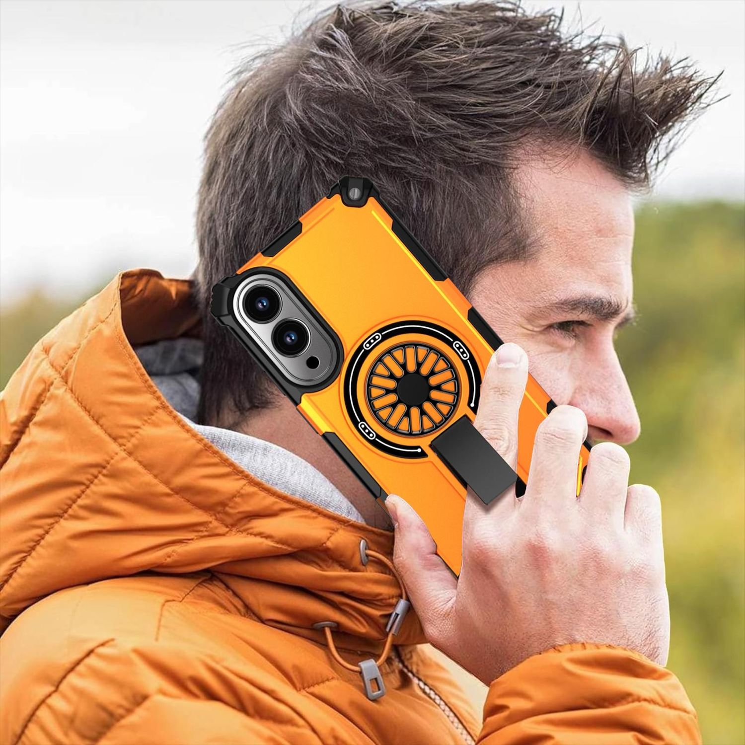 Ein Mann hält eine orangefarbene Handyhülle an sein Ohr. Er trägt eine orangefarbene Jacke. Der Hintergrund ist verschwommen grün.