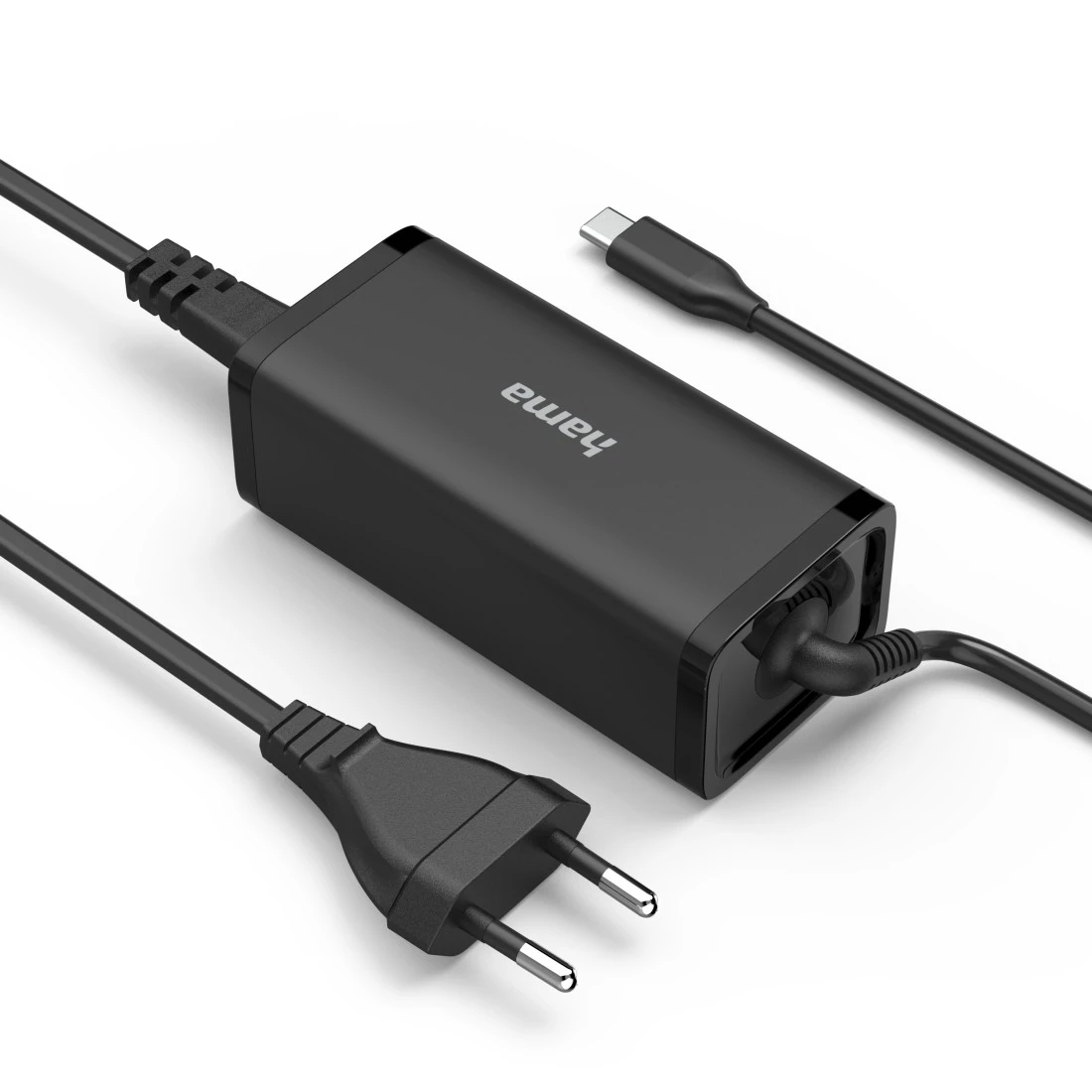 Ein schwarzes Hama-Netzteil mit Netzkabel und USB-C-Kabel auf weißem Untergrund. Der Adapter ist rechteckig.