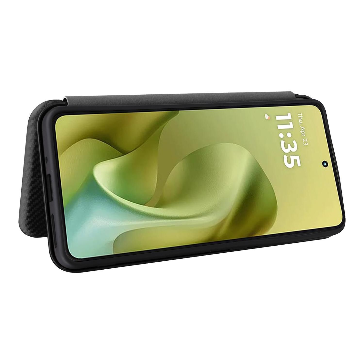 Telefon in einer schwarzen Hülle, die in einem Winkel geöffnet ist. Der Bildschirm zeigt die Uhrzeit 11:35 an. Die Hülle hat eine strukturierte Oberfläche.