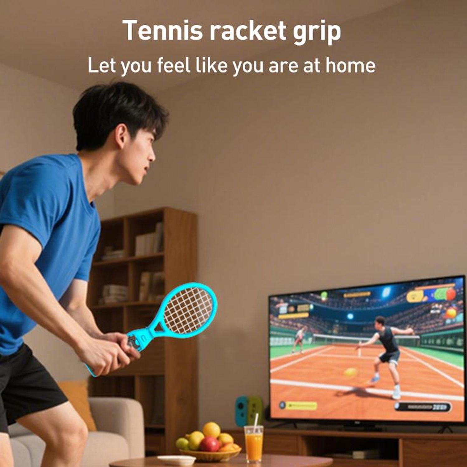 Un hombre con una camisa azul juega al tenis con una raqueta de videojuego en una sala de estar, mirando un televisor que muestra un juego de tenis.