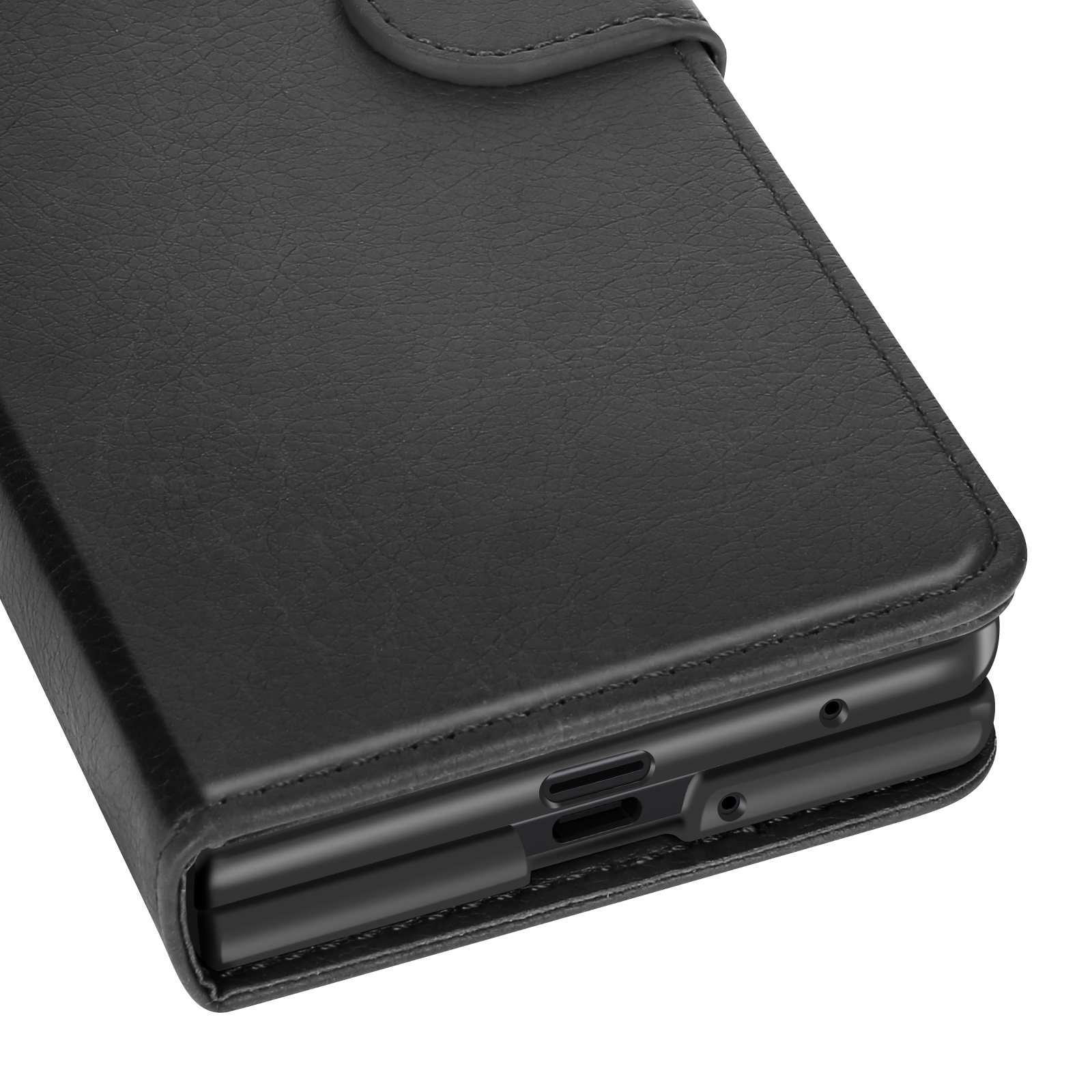 Primo piano di una custodia per telefono in pelle nera chiusa, che mostra la superficie strutturata.