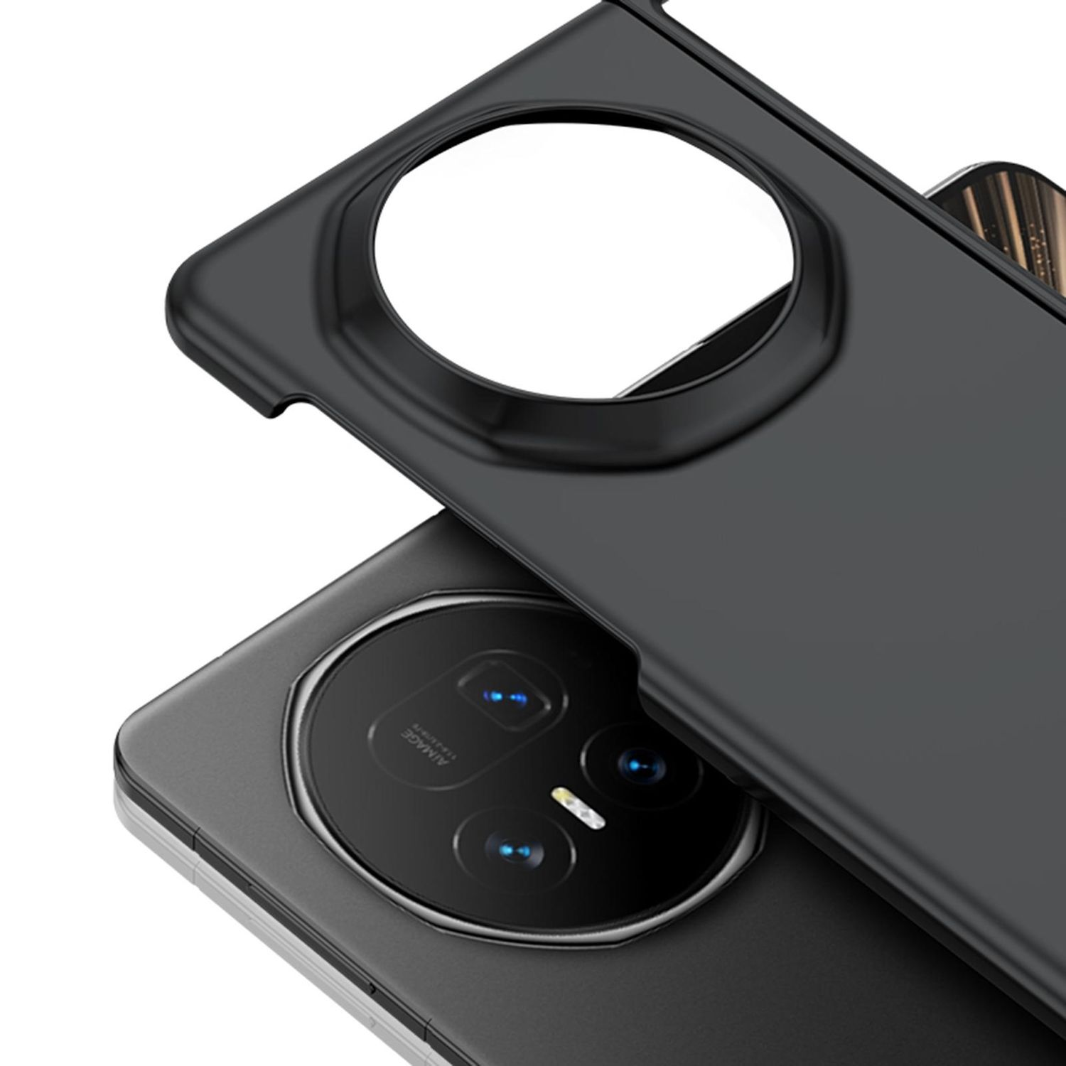 Nahaufnahme einer schwarzen Handyhülle, die teilweise ein Smartphone mit Kamera bedeckt. Die Hülle hat einen kreisförmigen Ausschnitt.