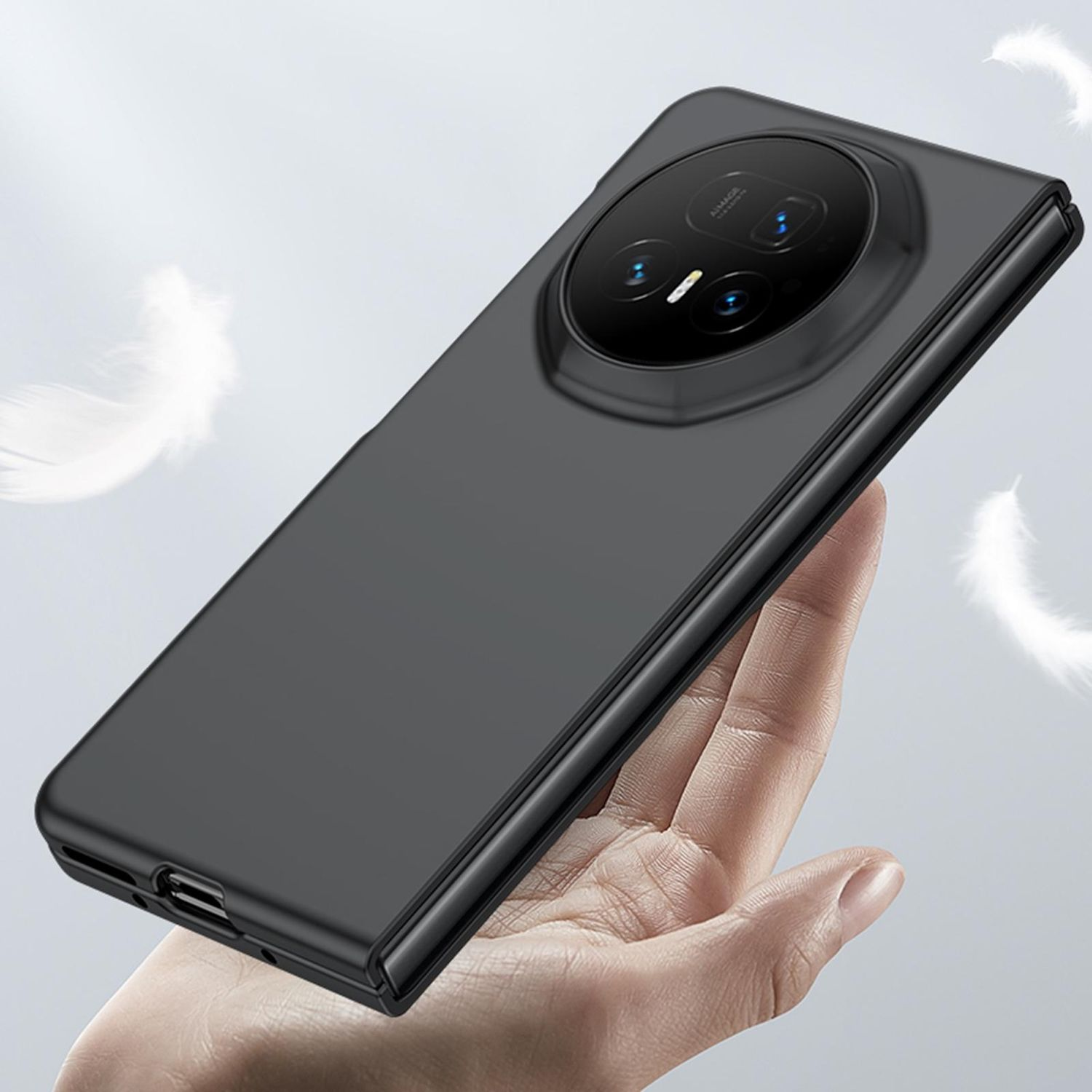 Ein schwarzes Smartphone in der Hand. Das Telefon hat ein großes Kameramodul und wird von weißen Federn vor hellem Hintergrund umgeben.