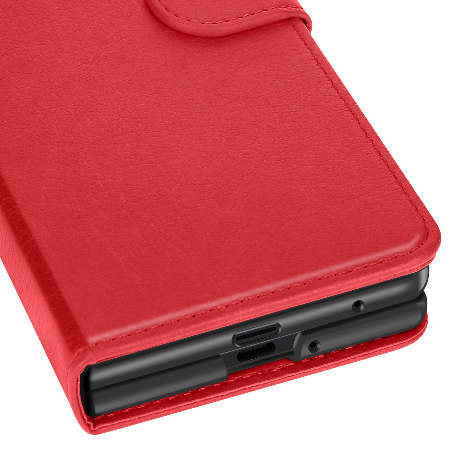 Primo piano di una custodia per telefono in pelle rossa. La custodia è aperta, rivelando un telefono nero all'interno. Sfondo bianco.