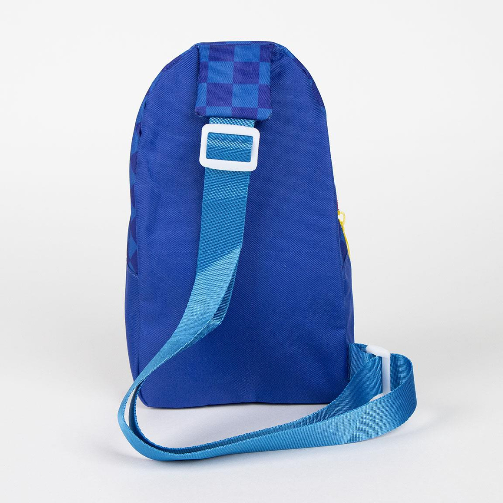 Una bandolera azul con parte superior a cuadros, correa azul y hebilla blanca. La bolsa está sobre un fondo blanco.