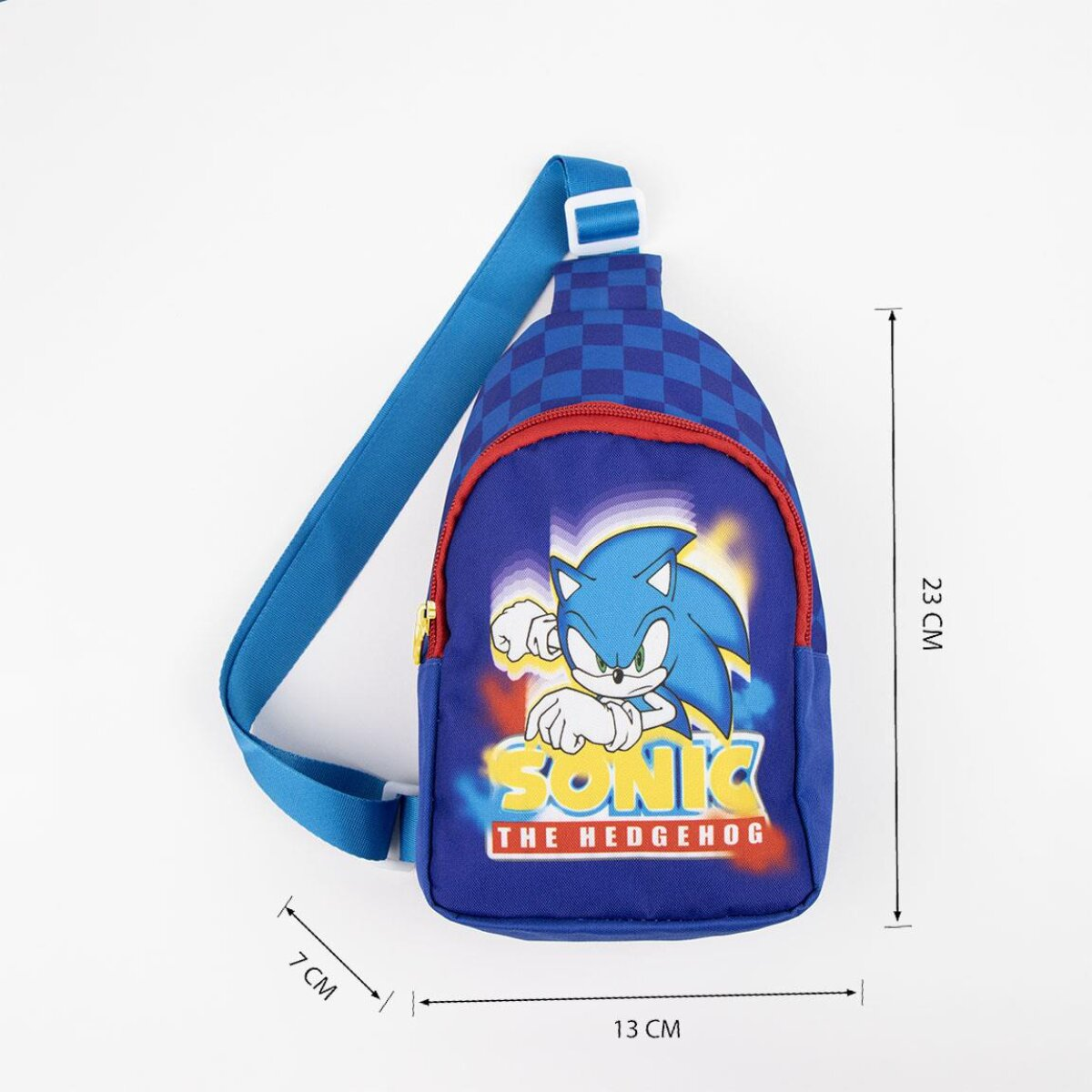 Una mochila azul de Sonic the Hedgehog con correa para el hombro. Mide 23 cm de alto y 13 cm de ancho, con 7 cm de profundidad.