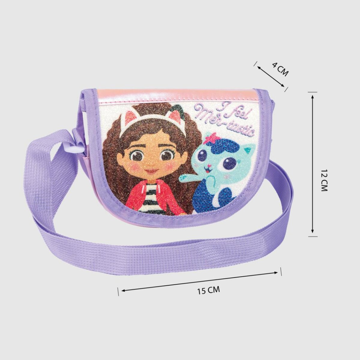 Un bolso morado cruzado. Presenta a Gabby y un gato azul. El bolso mide 15 cm de ancho, 12 cm de alto y 4 cm de grosor.