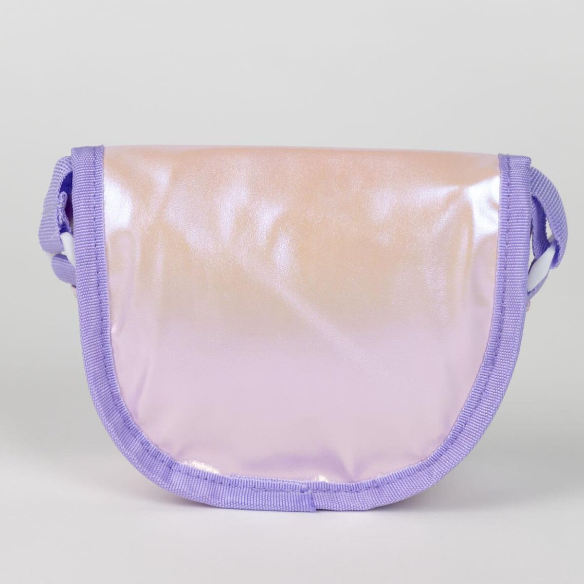 Una riñonera rosa y morada nacarada. La bolsa tiene forma curva con correa y ribete morados.