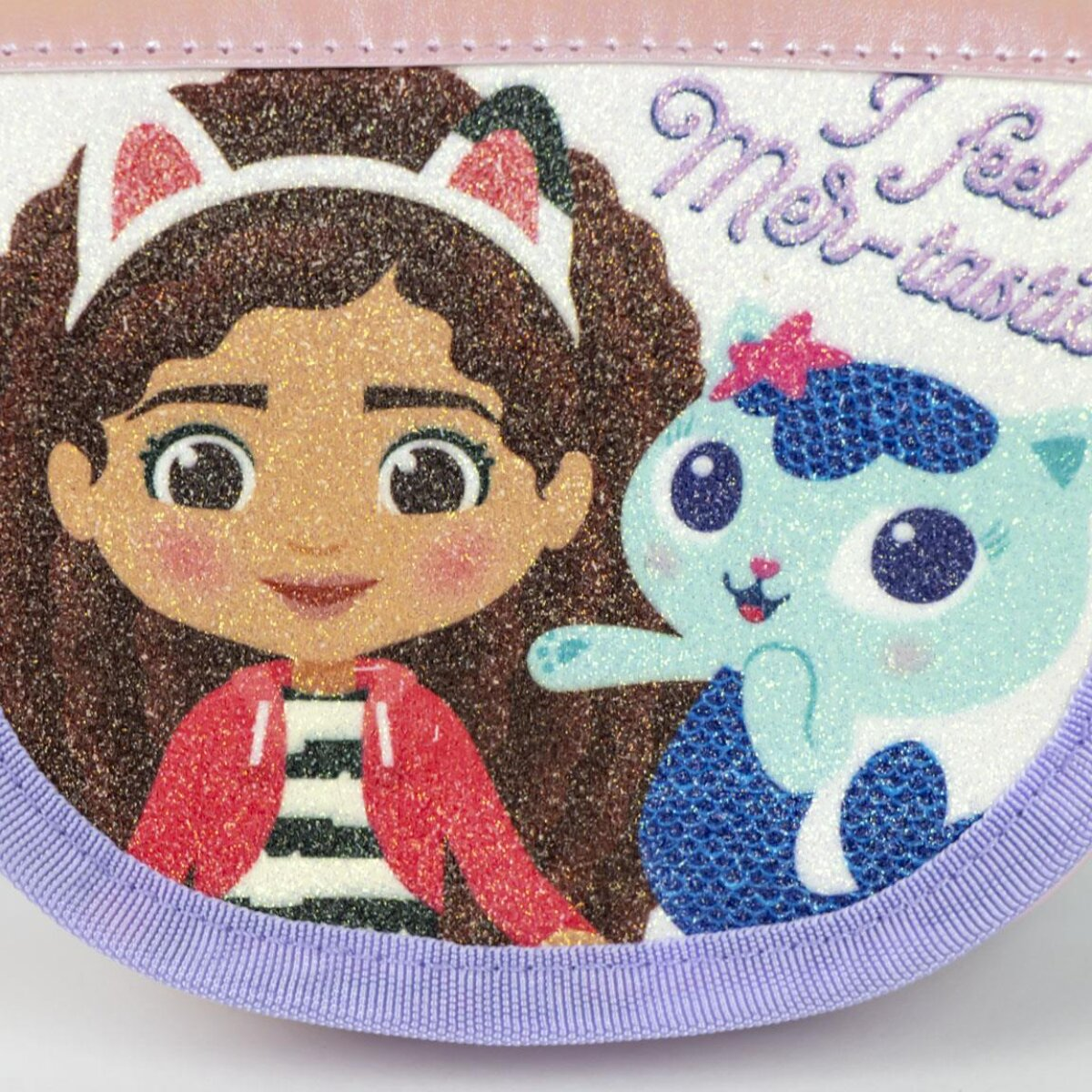 Una imagen de dibujos animados de una niña y un gato azul. La niña lleva orejas de gato y una chaqueta roja. El gato tiene un lazo.