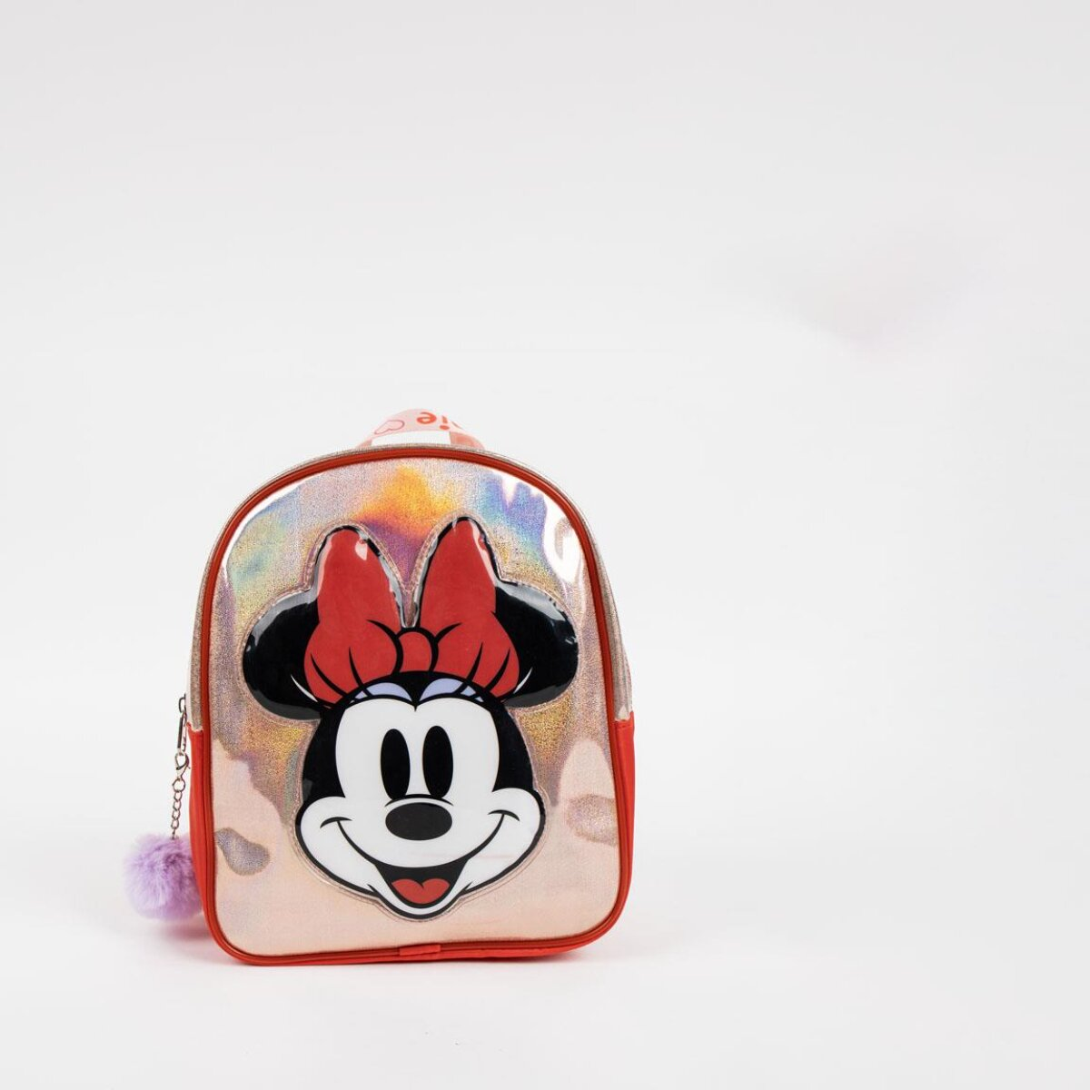 Ein Minnie-Mouse-Rucksack mit roter Schleife, lächelndem Gesicht und einem flauschigen lila Pompon. Der Hintergrund ist weiß.
