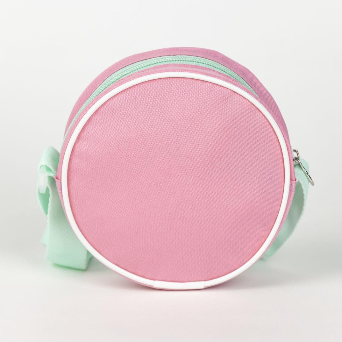 Una bolsa redonda rosa con ribete blanco, cremallera y correa verde menta. La bolsa está sobre un fondo blanco.
