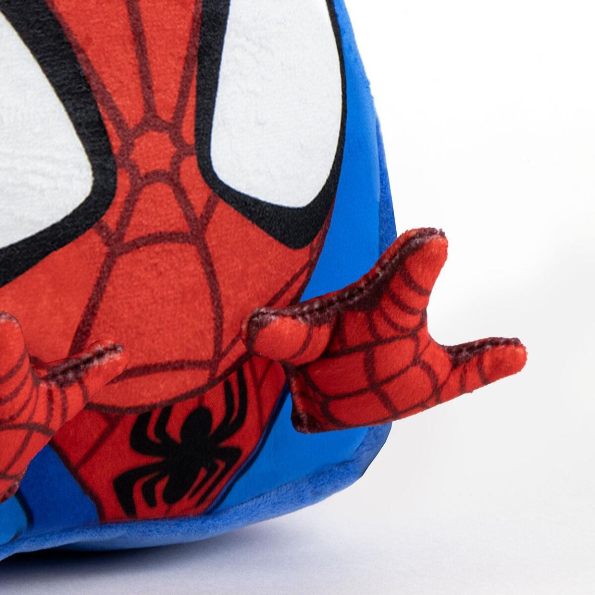 Nahaufnahme eines Spider-Man-Plüschtiers. Rot und Blau dominieren, mit einem schwarzen Spinnen-Symbol. Die Hand ist im Fokus.