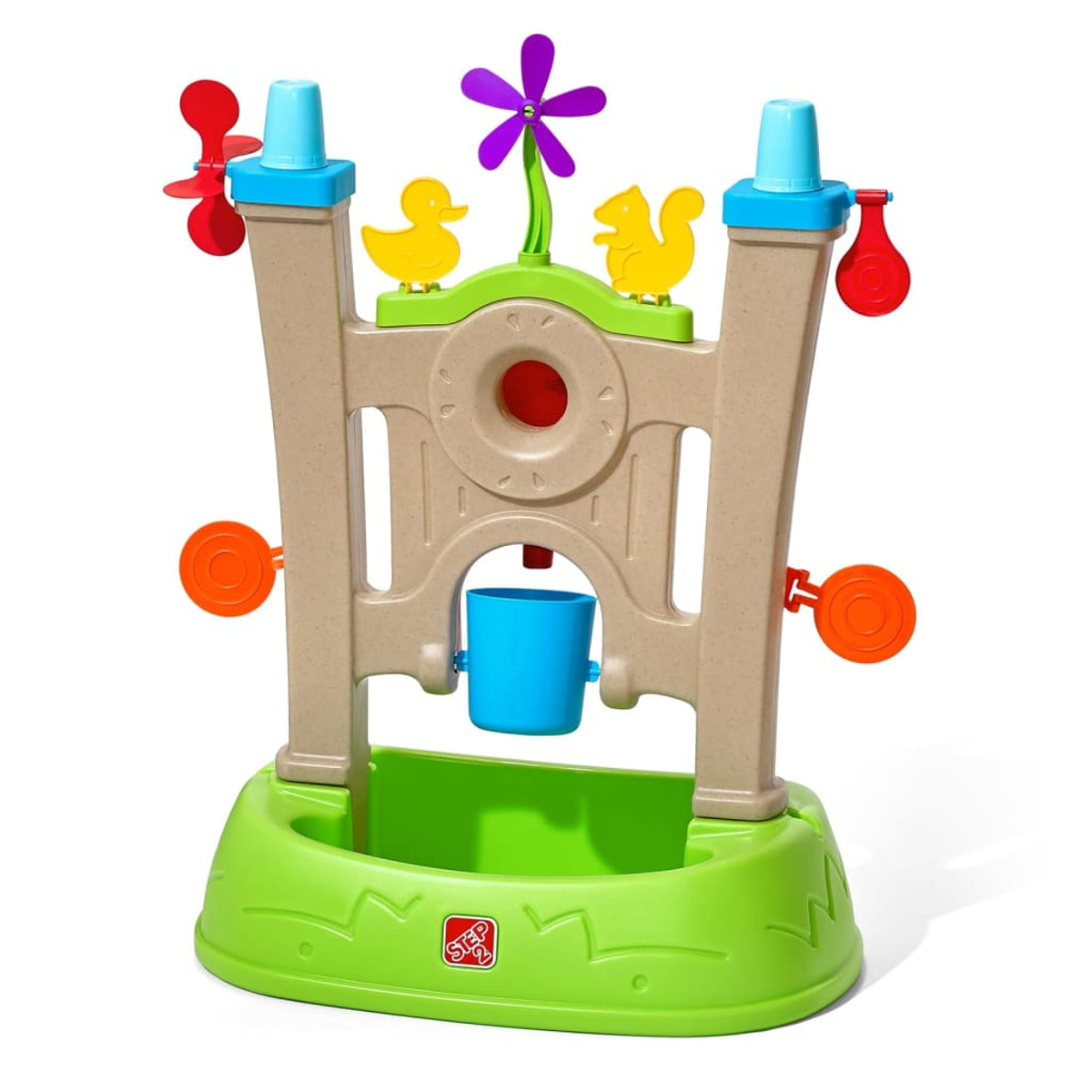 Ein Wasserspielcenter mit grünem Sockel, beigefarbenem Rahmen und blauem Eimer. Es hat eine Ente, ein Eichhörnchen und Spielzeug.