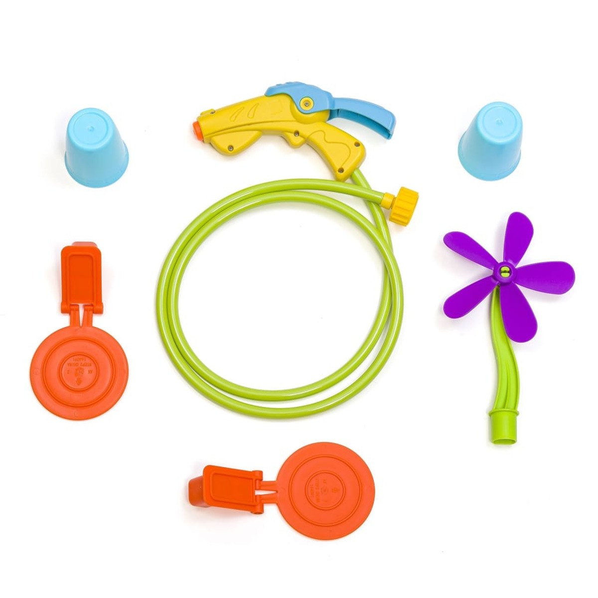 Eine Sammlung farbenfroher Wasserspielzeuge, darunter eine gelb-blaue Wasserpistole, Becher, ein grüner Schlauch und eine lila Blume.