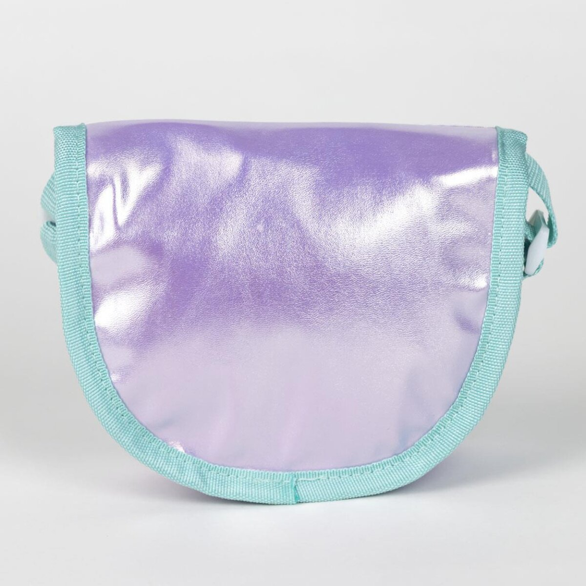 Un bolso pequeño, morado iridiscente con ribete y correa verde azulado, sobre un fondo blanco. El bolso es semicircular.