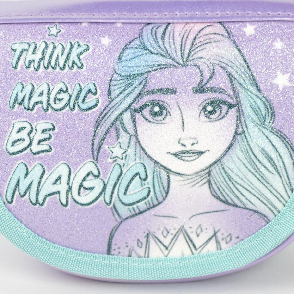 Una bolsa morada brillante con un dibujo de una niña y las palabras 'Think Magic Be Magic'.