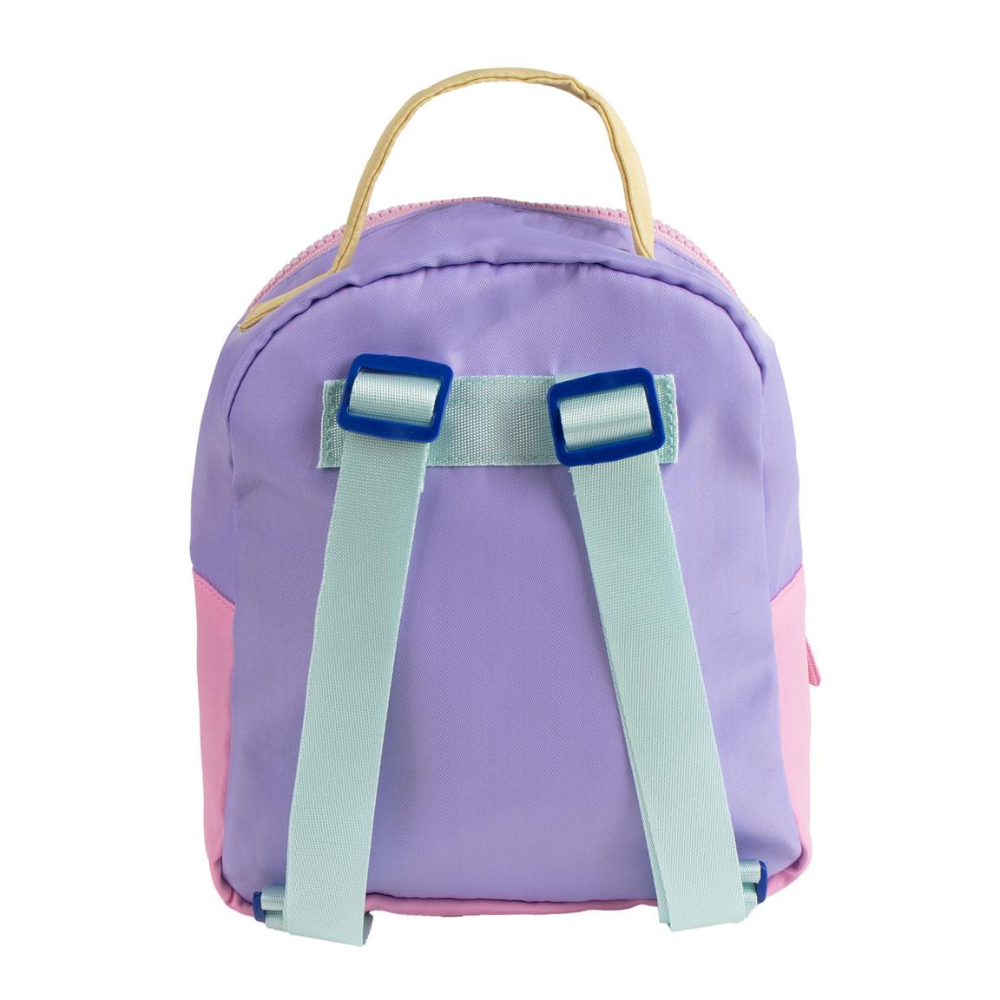 Mochila, morada, rosa y azul claro. Cuenta con dos correas azul claro, un asa amarilla y hebillas azules. Aislada sobre fondo blanco.