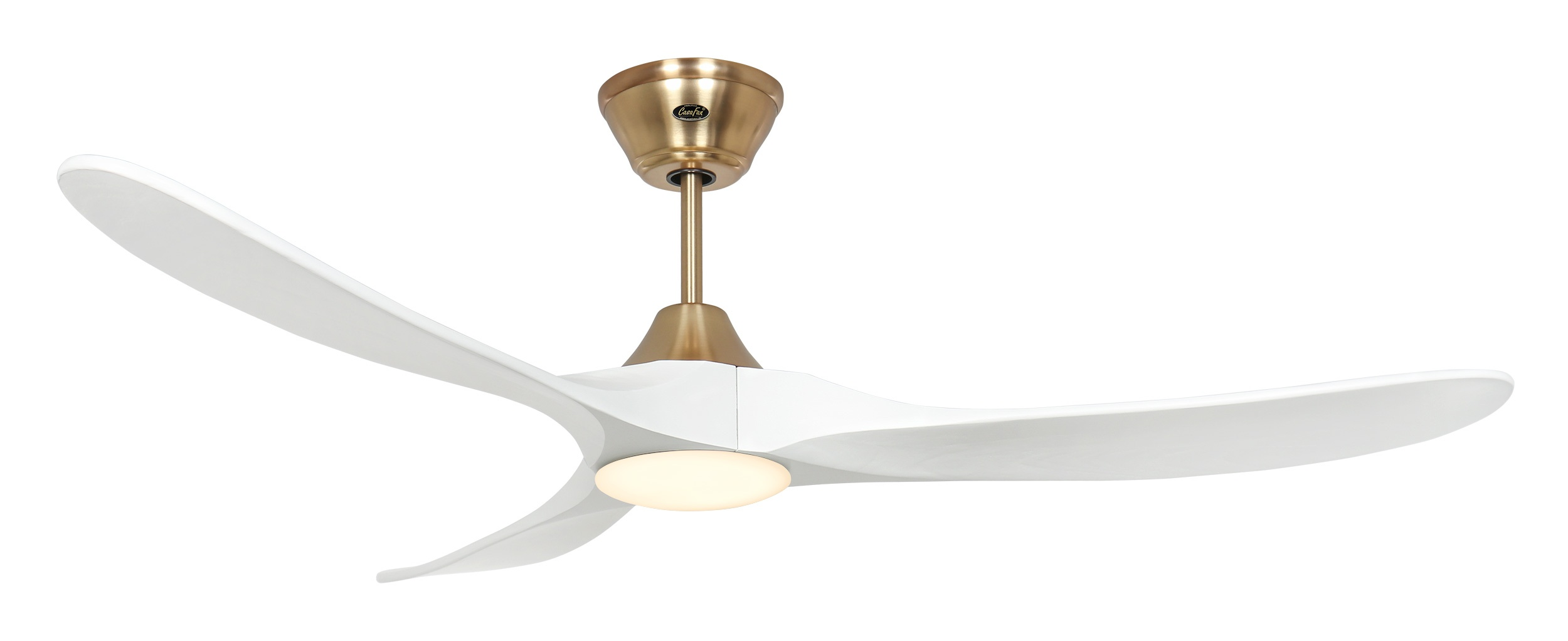 Un ventilatore da soffitto bianco con tre pale curve e una luce centrale, alloggiamento motore dorato e sfondo bianco.