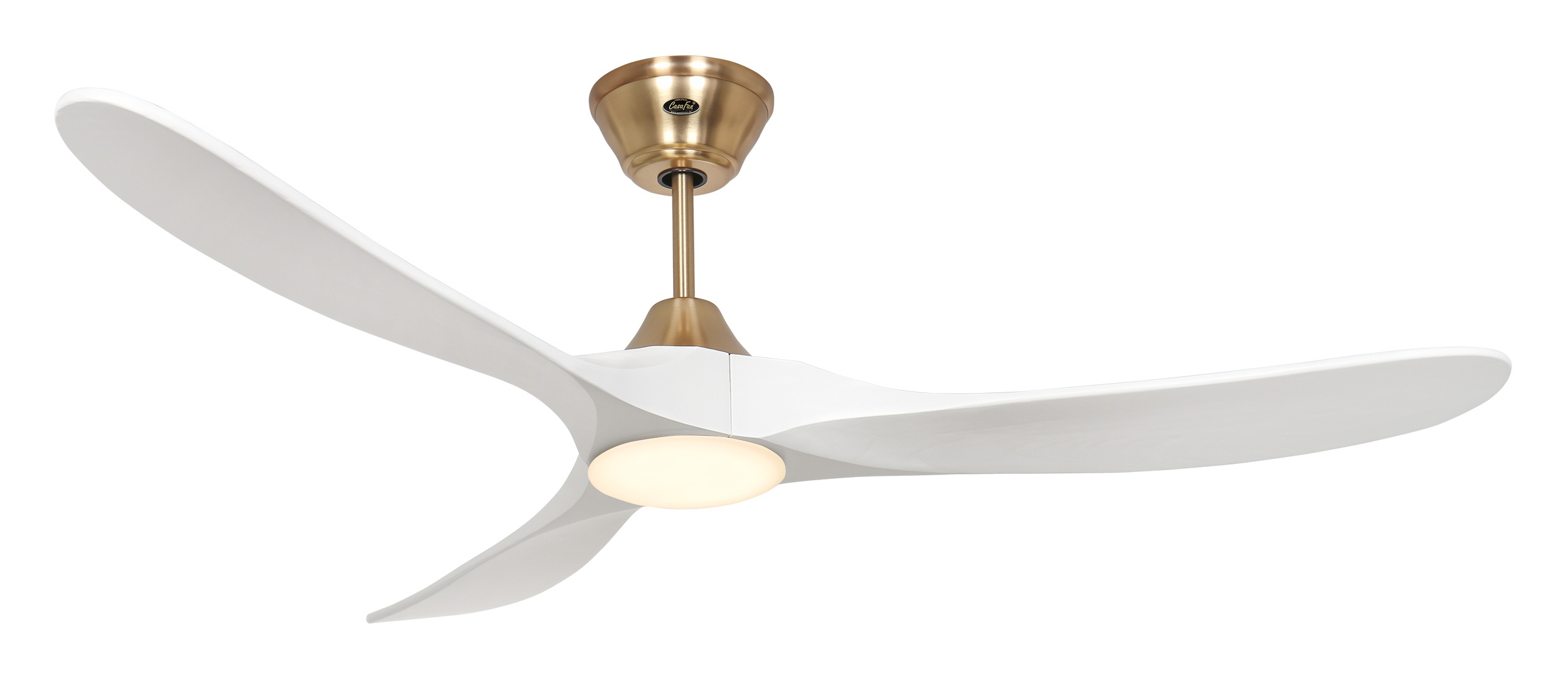 Un ventilatore da soffitto bianco con tre pale, un alloggiamento motore in ottone e una sorgente luminosa integrata su sfondo bianco.