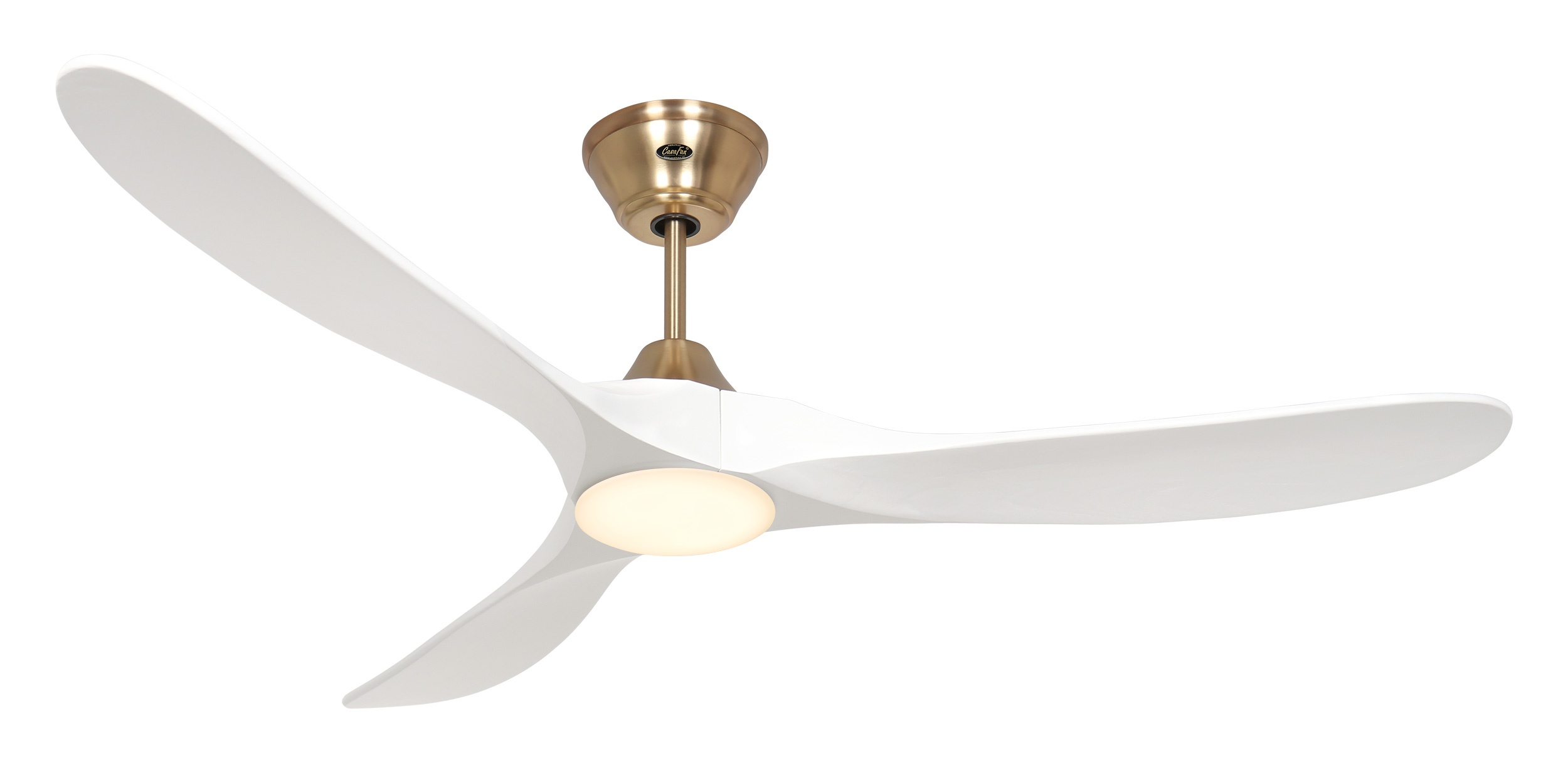 Un ventilatore da soffitto bianco con tre pale e un alloggiamento motore in ottone. È su sfondo bianco.
