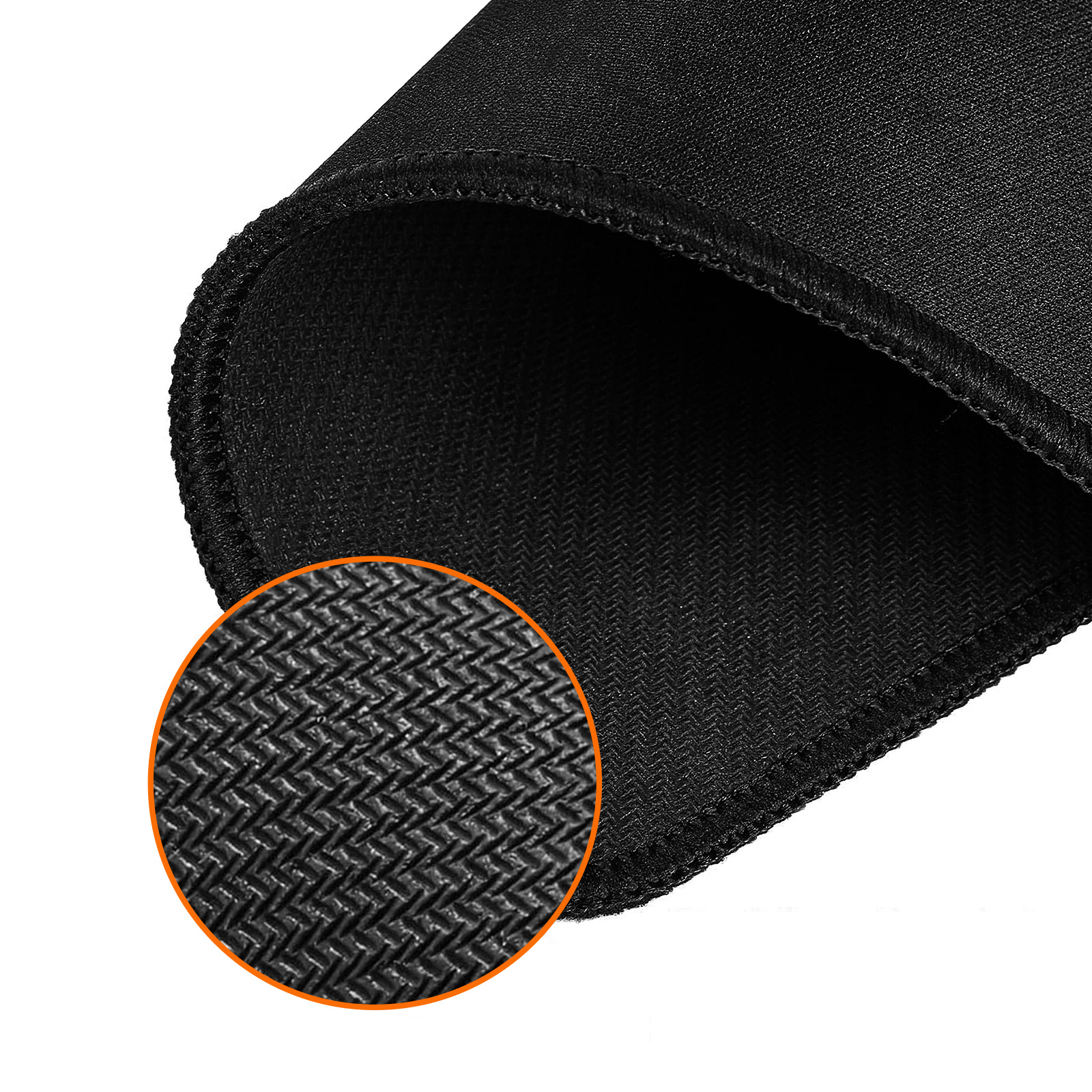Primo piano di un mousepad nero. Il pad ha un bordo cucito e una superficie strutturata. Una sezione ingrandita mostra la trama.