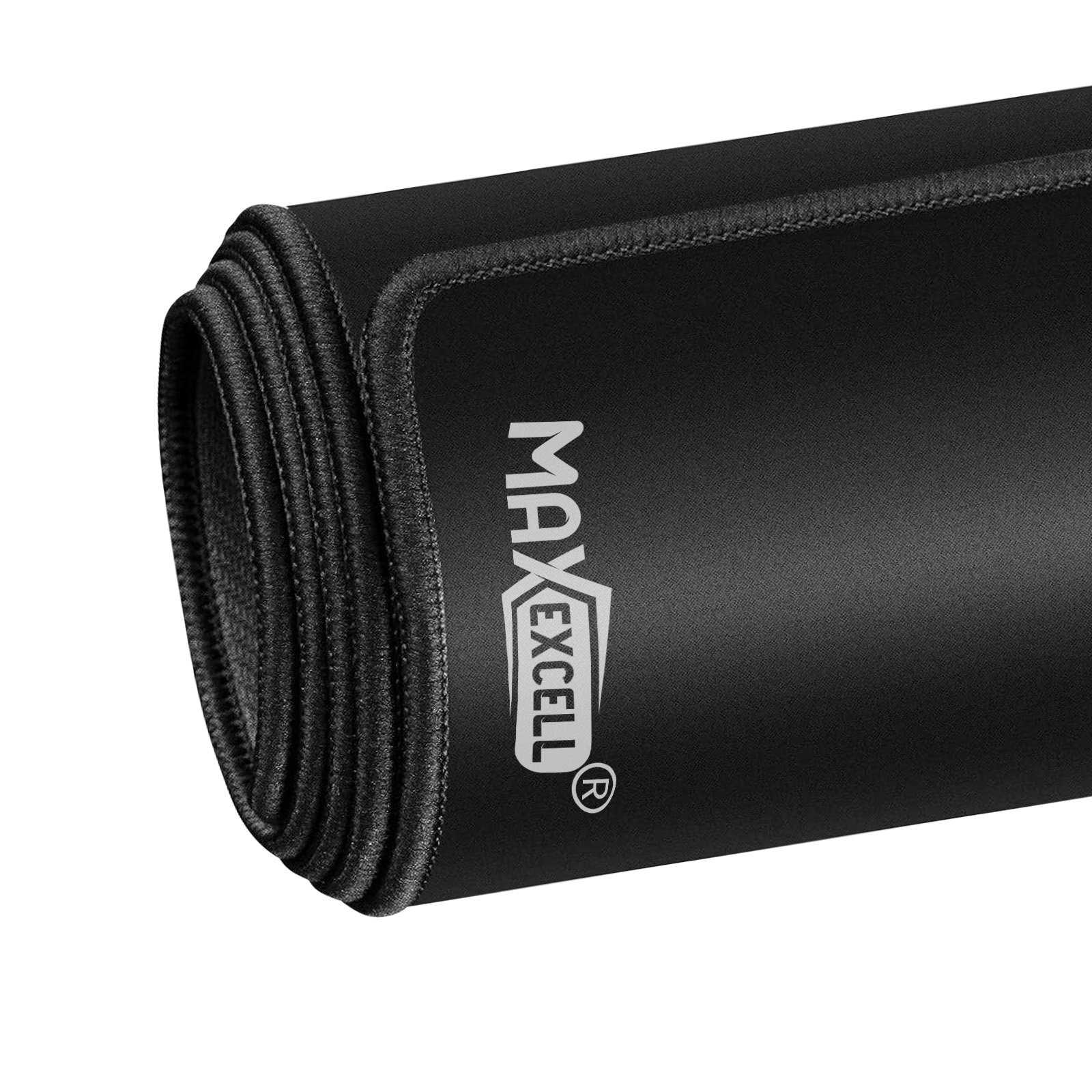 Un tappetino per mouse nero arrotolato con il logo MAXEXCELL in bianco. I bordi sono cuciti. Lo sfondo è bianco.