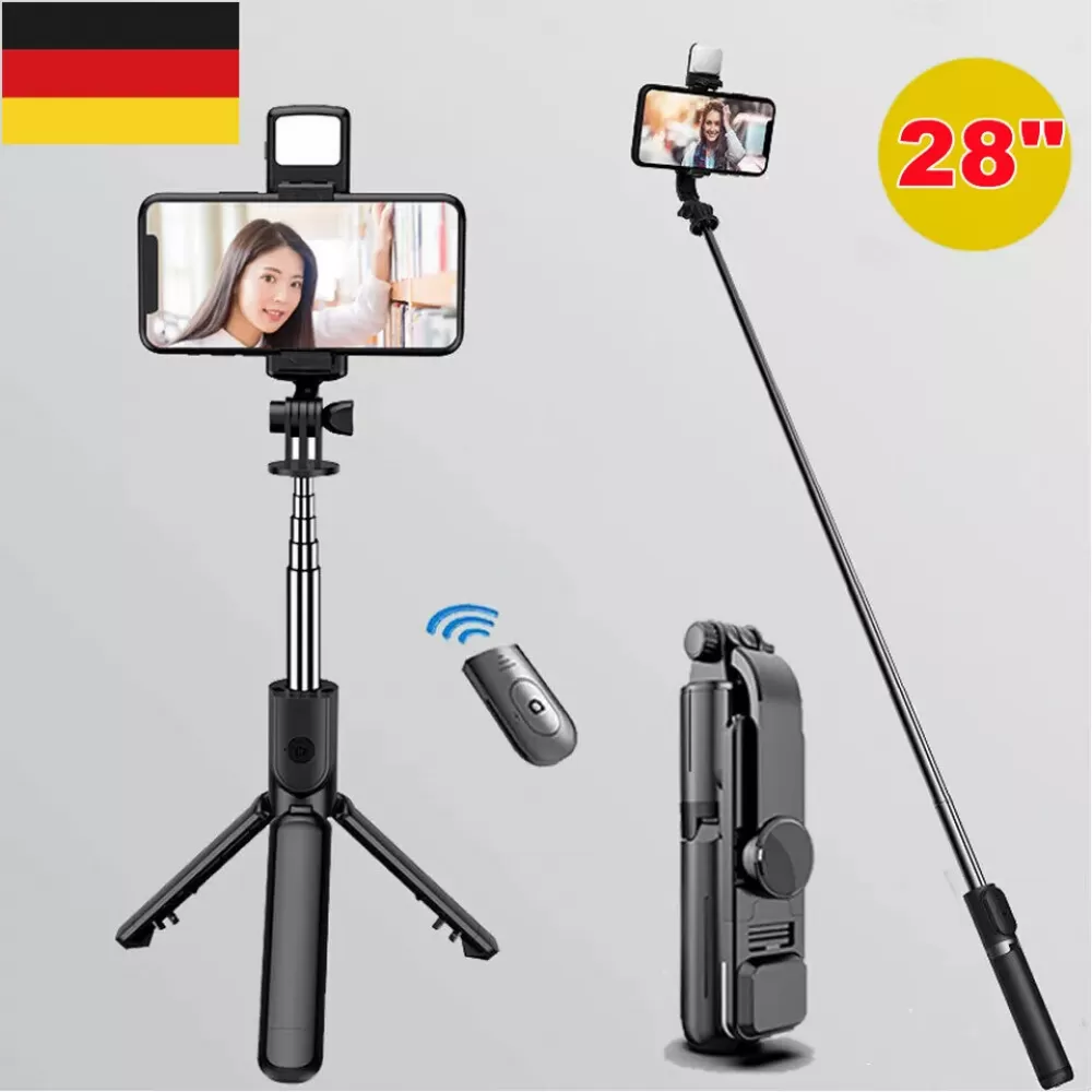 Zwei Telefone auf Selfie-Sticks, eines auf einem Stativ. Auf einem Telefonbildschirm wird eine Frau angezeigt. Eine Fernbedienung und eine deutsche Flagge werden gezeigt.