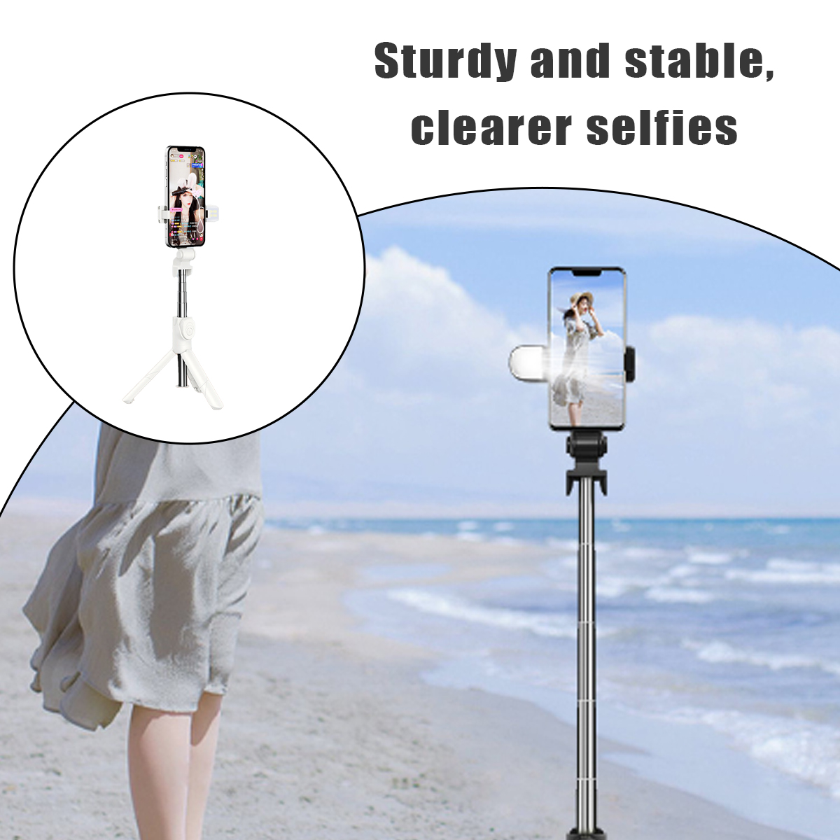Eine Frau macht ein Selfie mit einem Telefon auf einem Selfie-Stick am Strand. Der Himmel ist blau und das Meer ist im Hintergrund sichtbar.